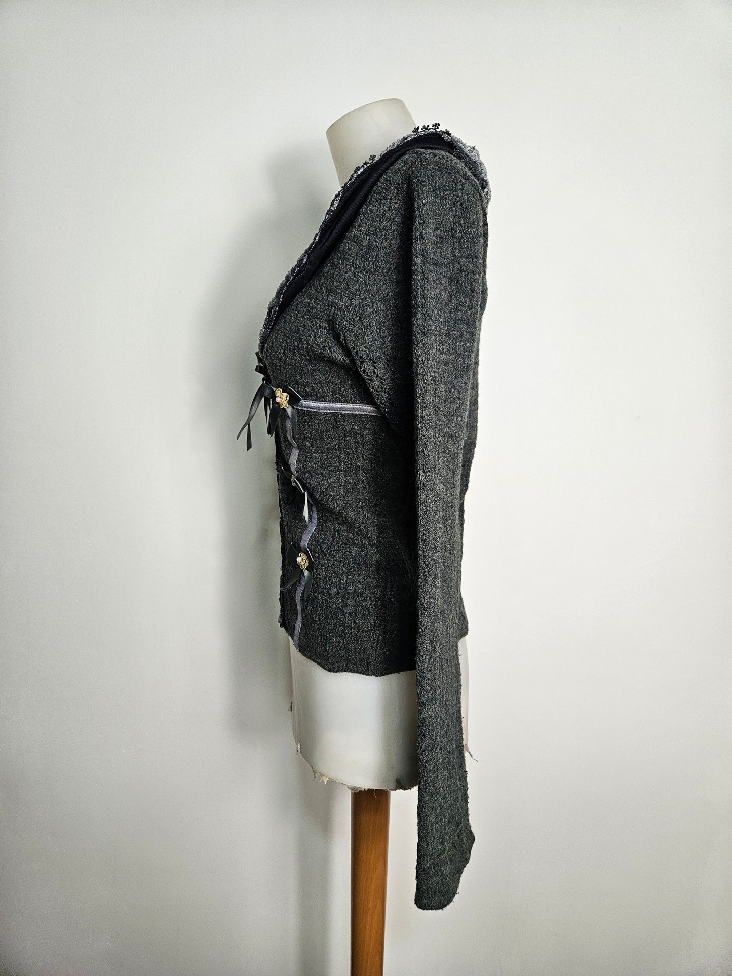 Pull gris détails dentelle et fleurs