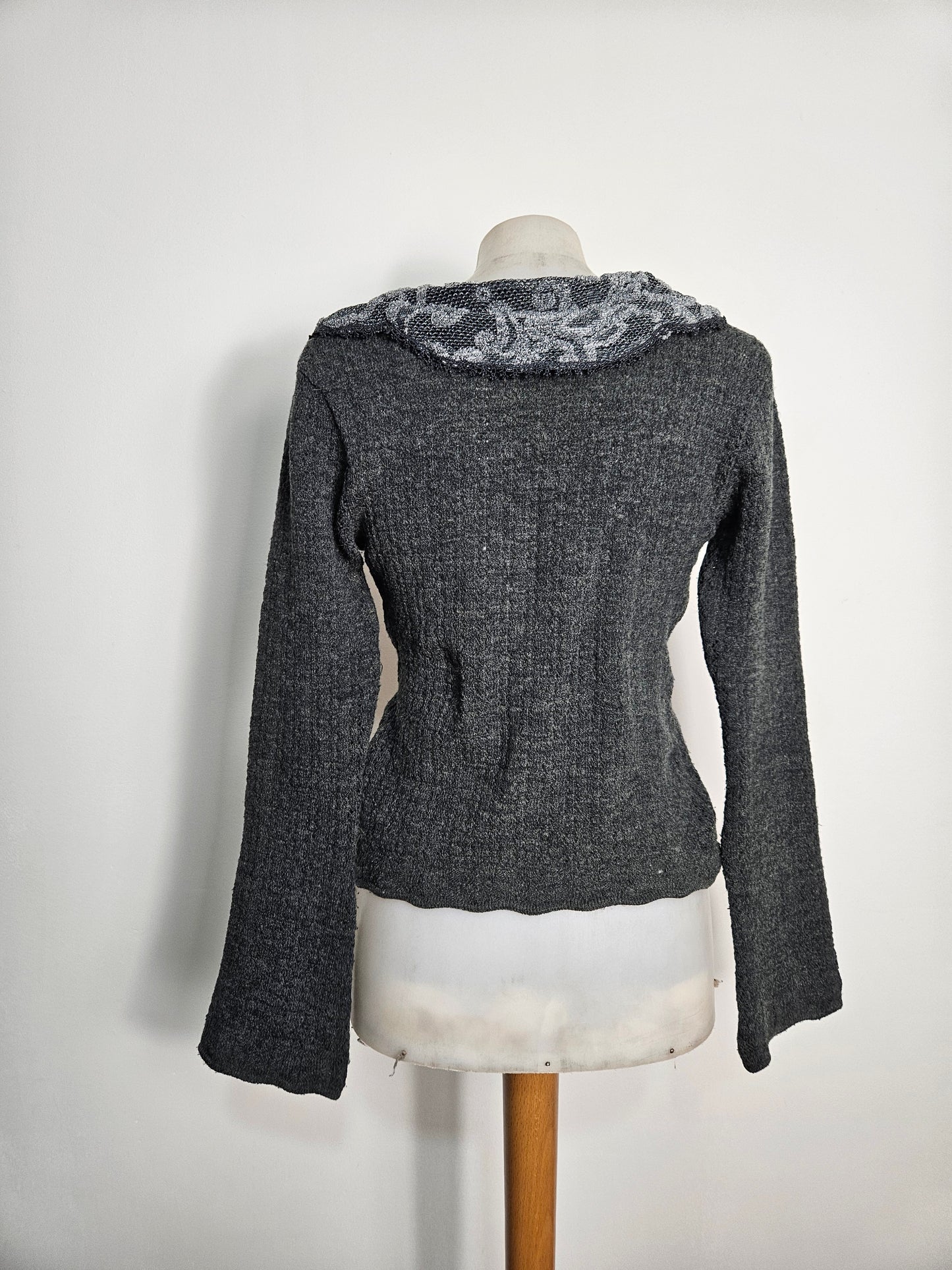 Pull gris détails dentelle et fleurs