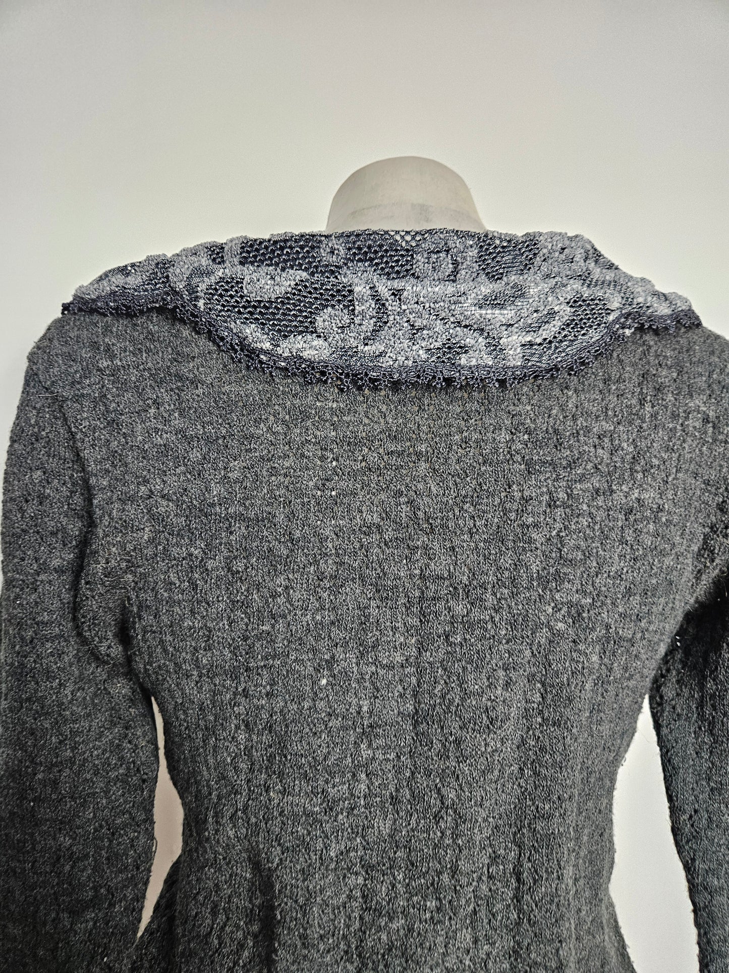 Pull gris détails dentelle et fleurs