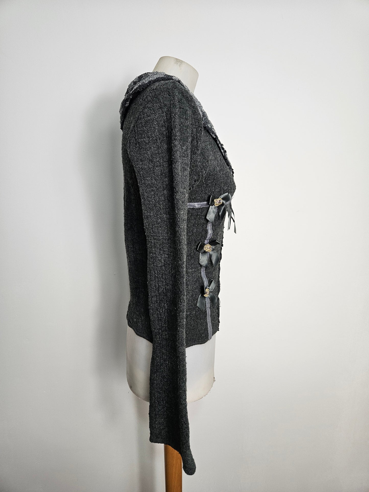 Pull gris détails dentelle et fleurs