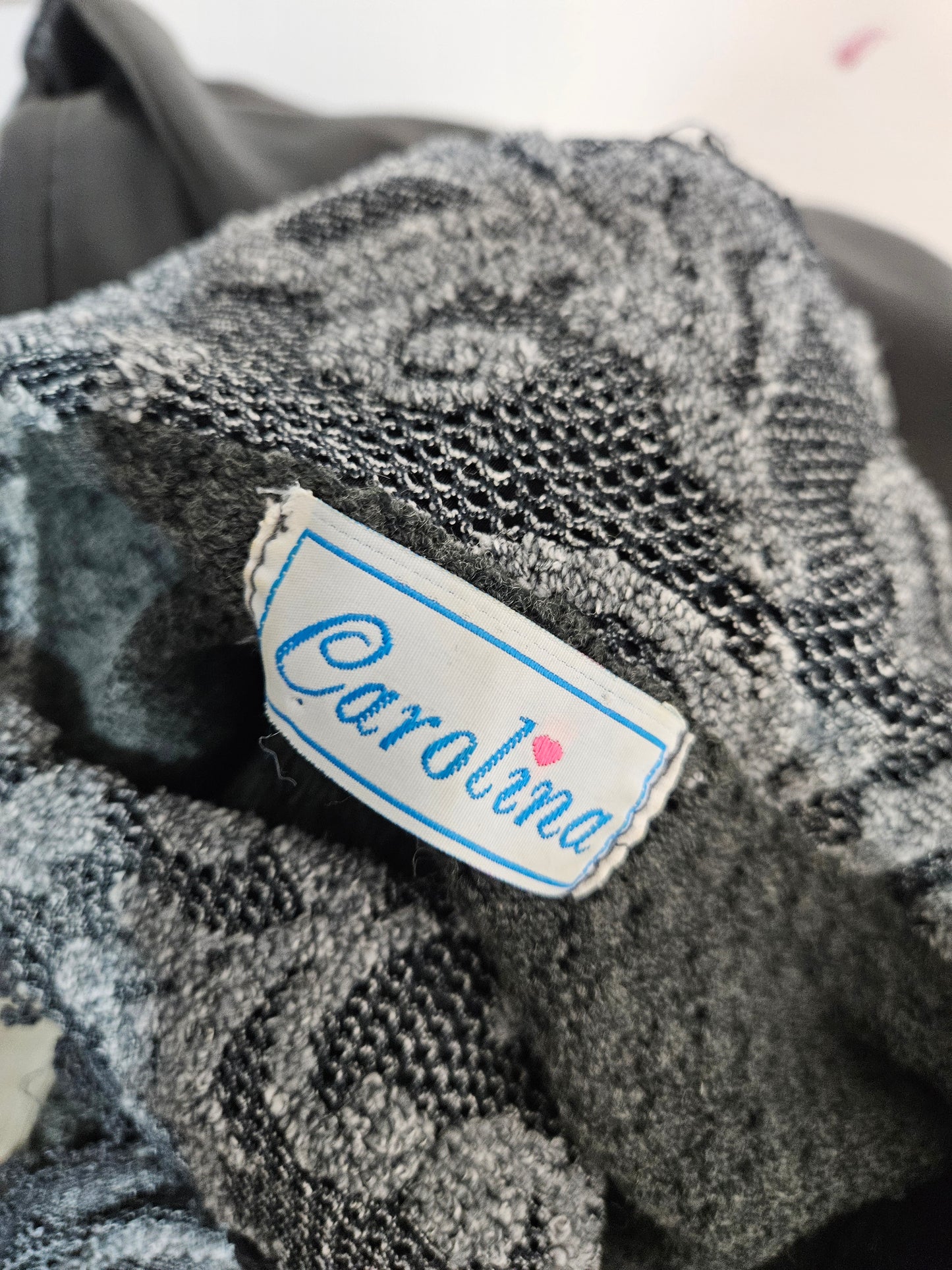 Pull gris détails dentelle et fleurs