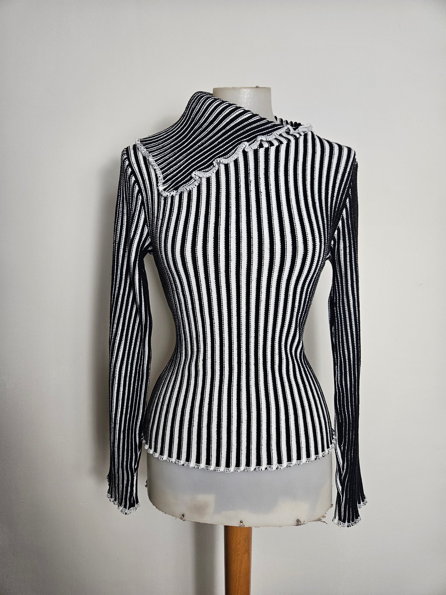 Pull côtelé noir et blanc