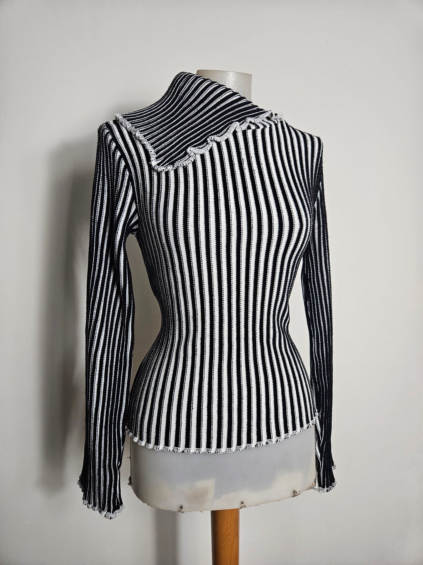 Pull côtelé noir et blanc