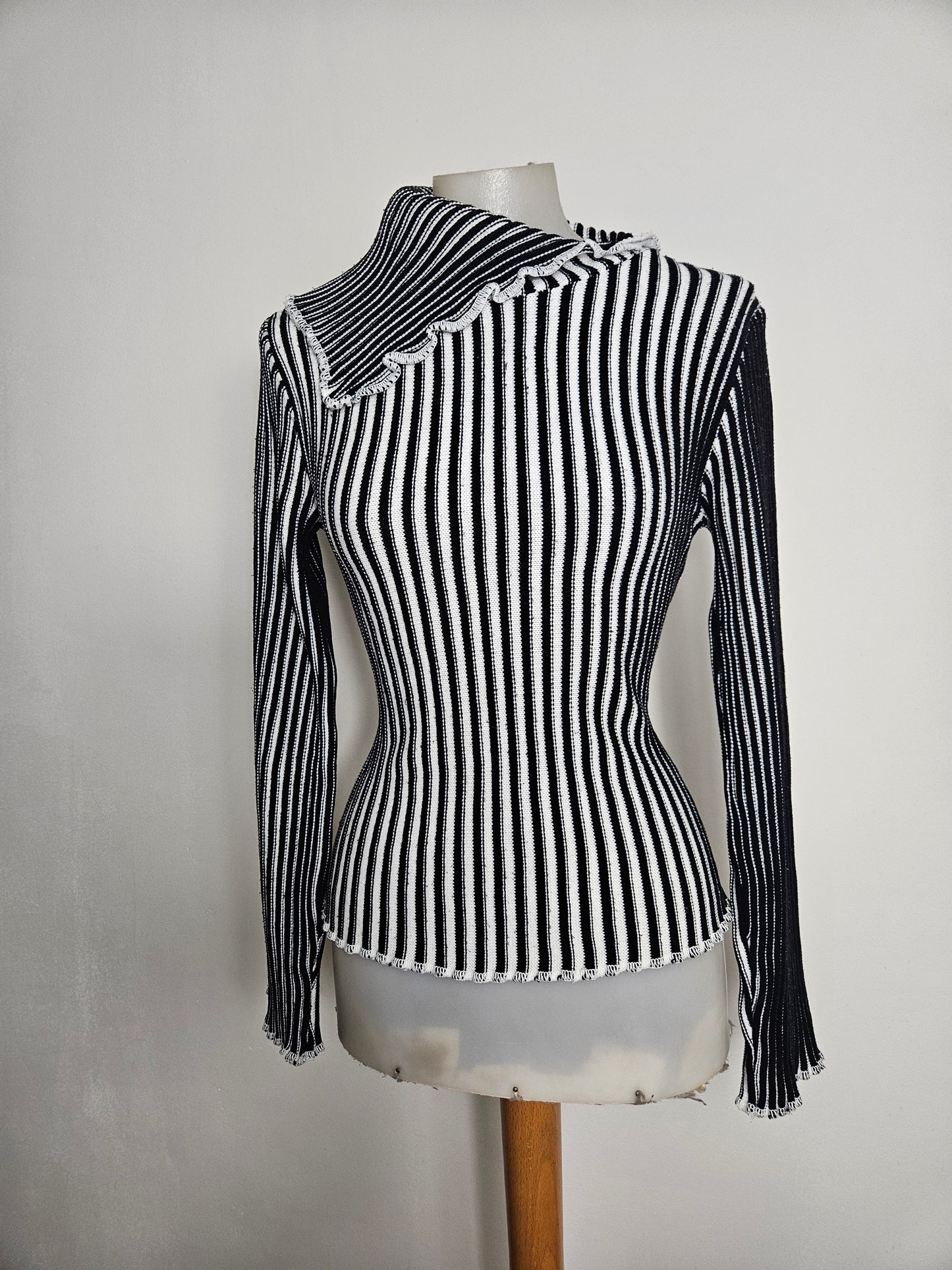 Pull côtelé noir et blanc