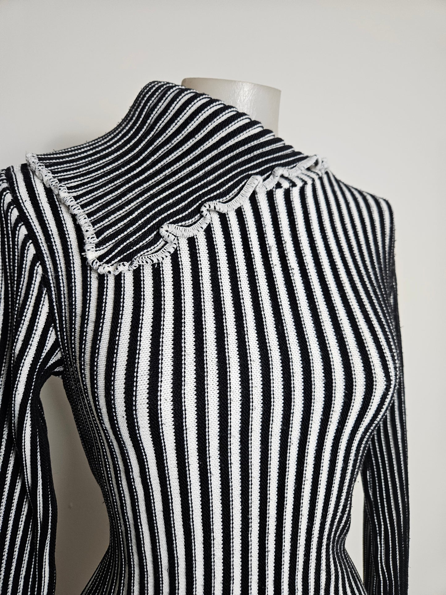 Pull côtelé noir et blanc