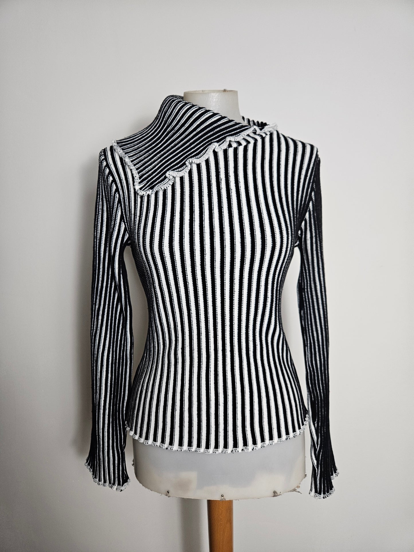 Pull côtelé noir et blanc