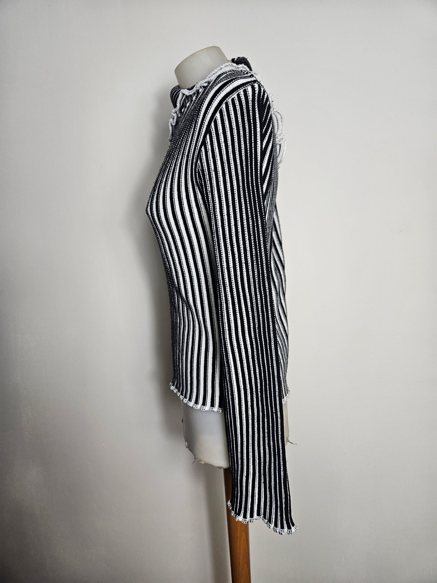 Pull côtelé noir et blanc