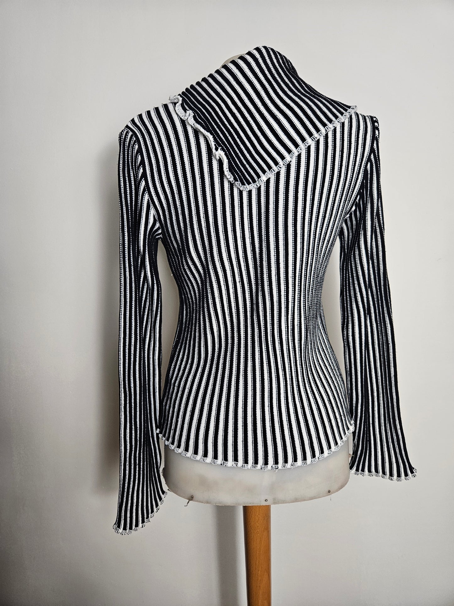 Pull côtelé noir et blanc