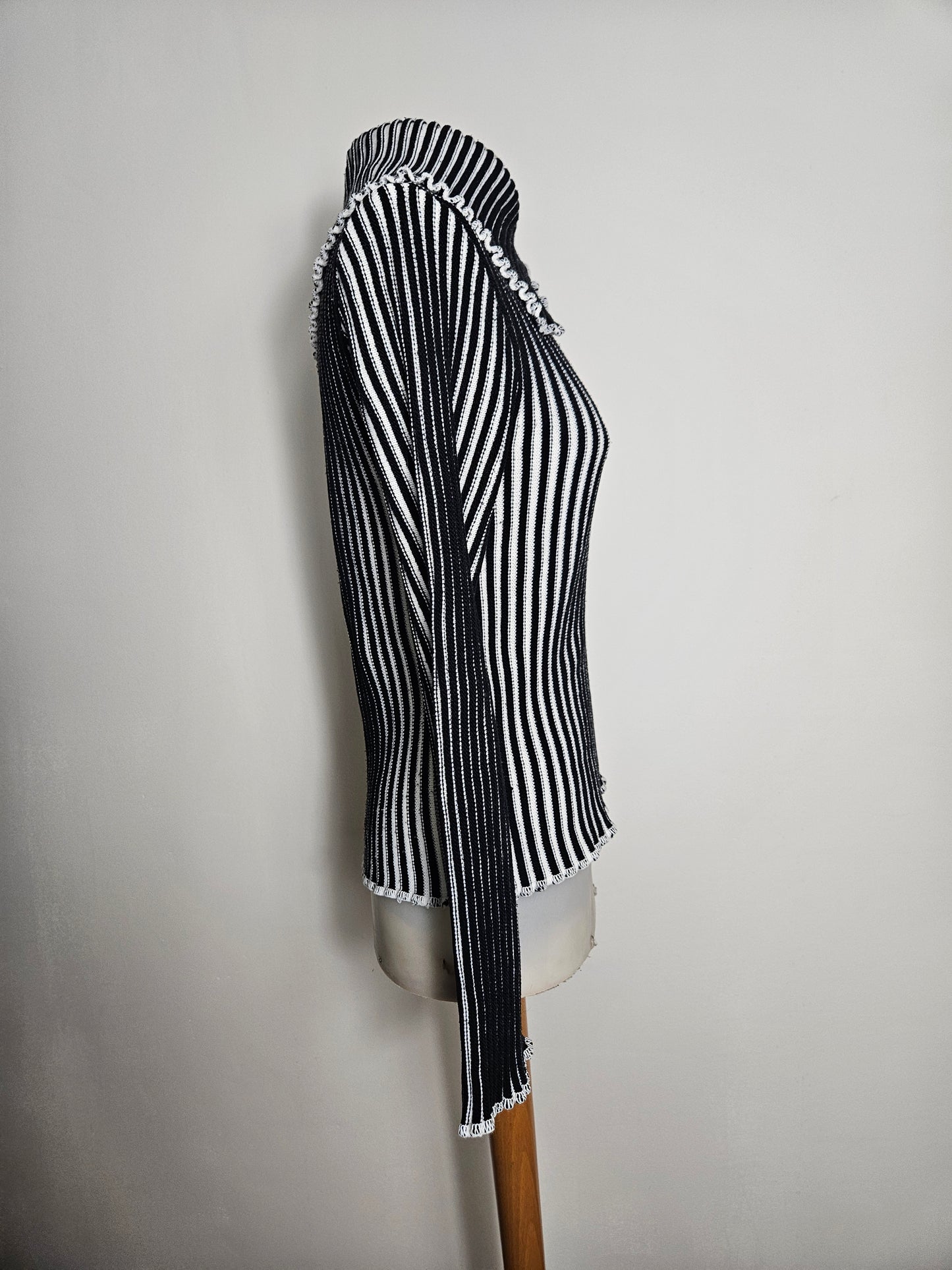 Pull côtelé noir et blanc