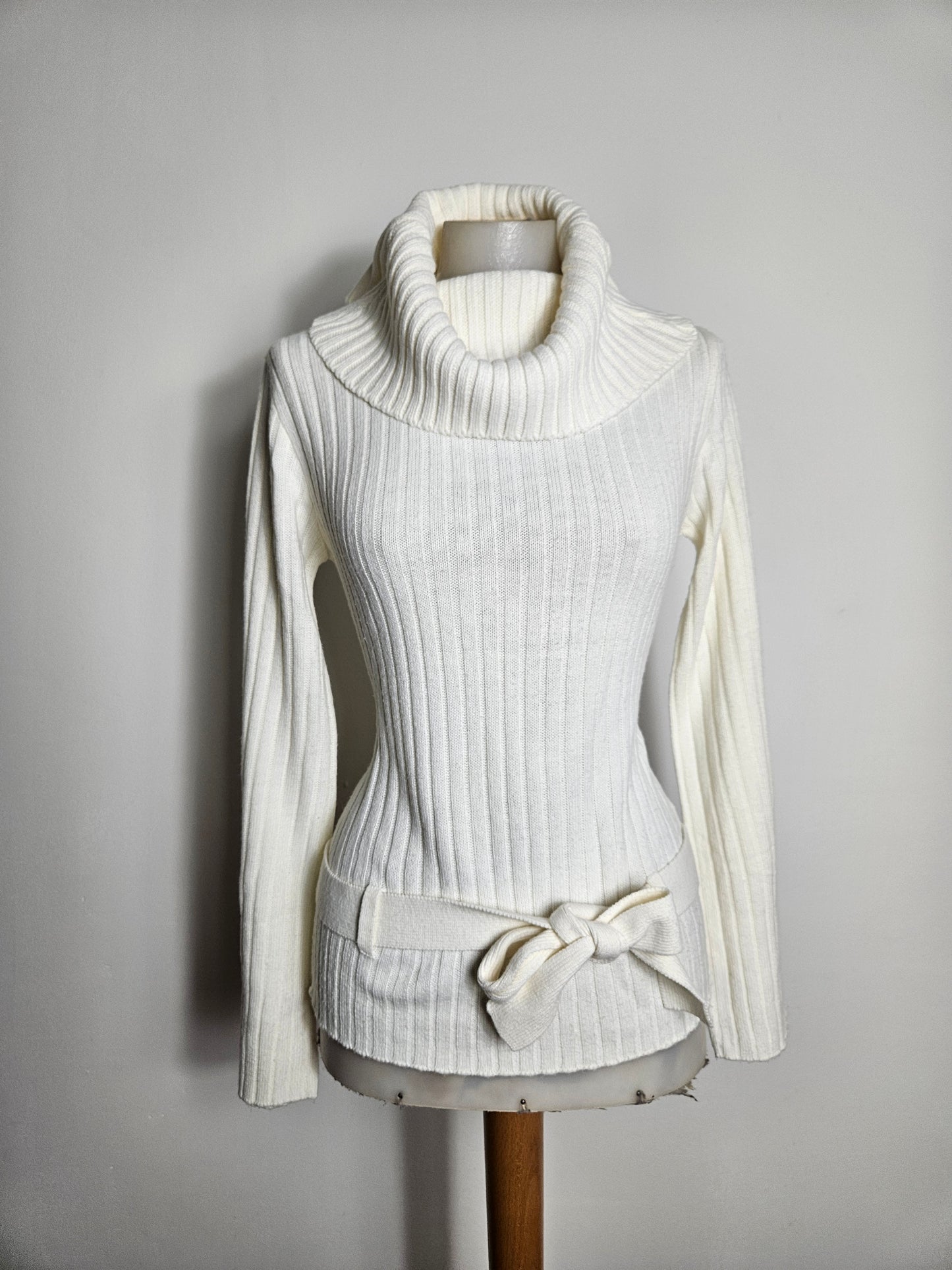 Pull côtelé blanc avec ceinture
