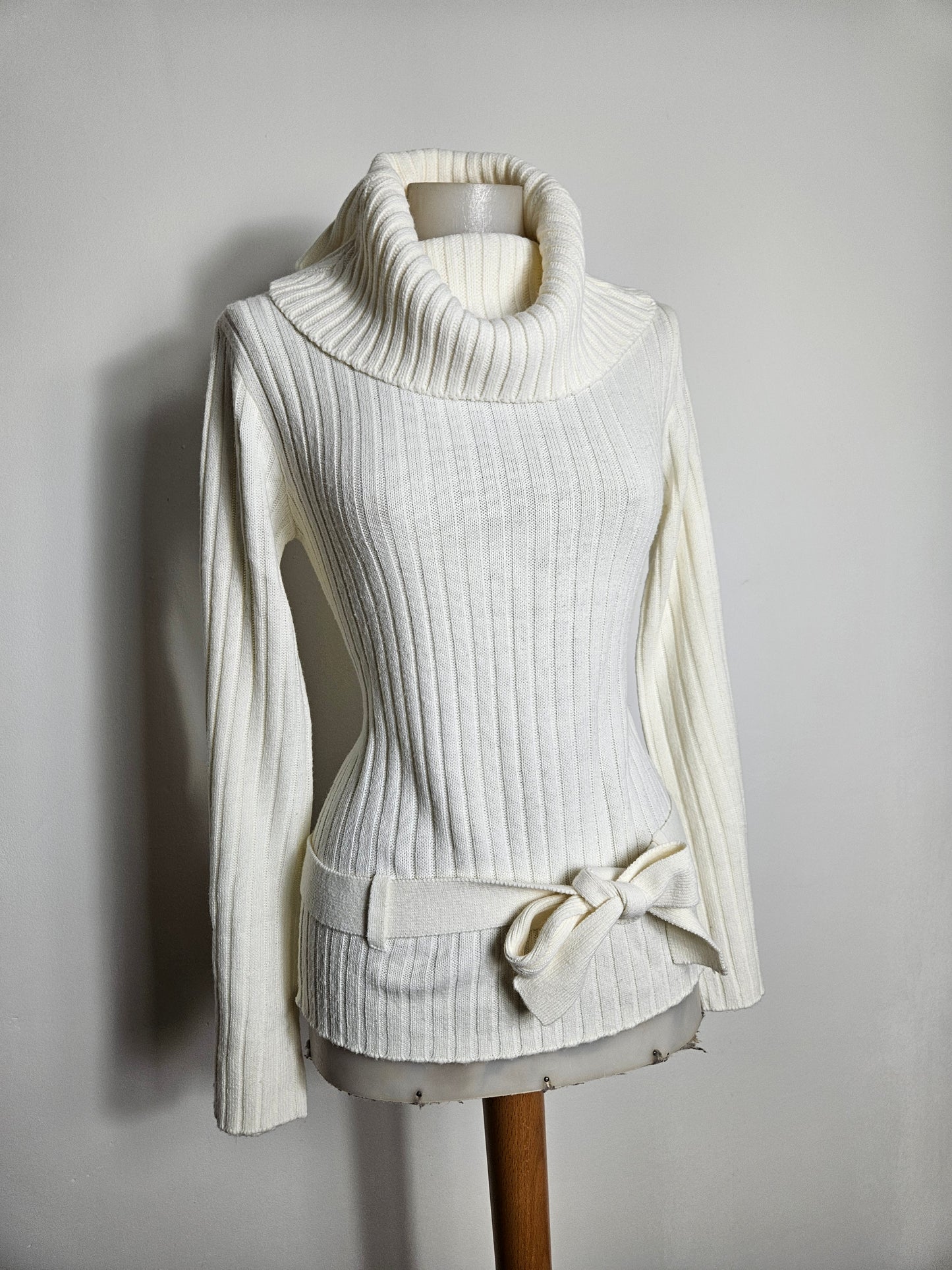 Pull côtelé blanc avec ceinture