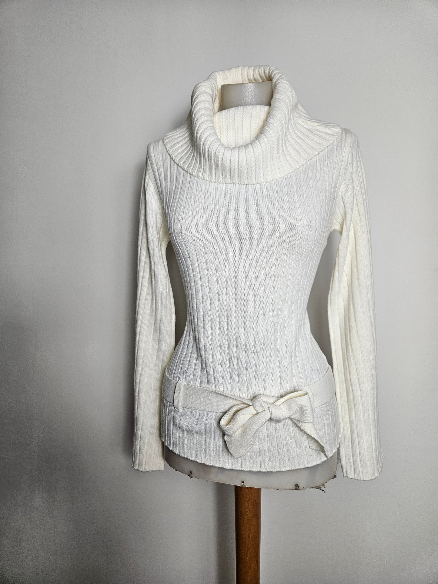 Pull côtelé blanc avec ceinture