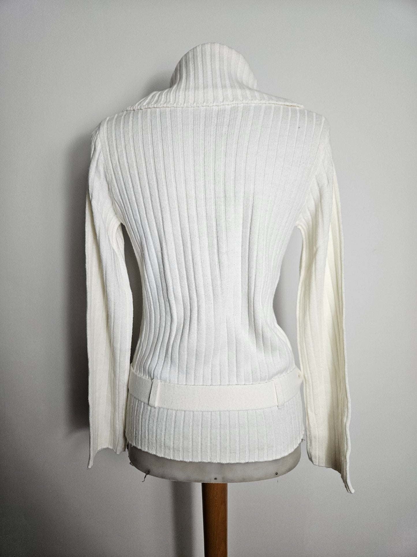 Pull côtelé blanc avec ceinture