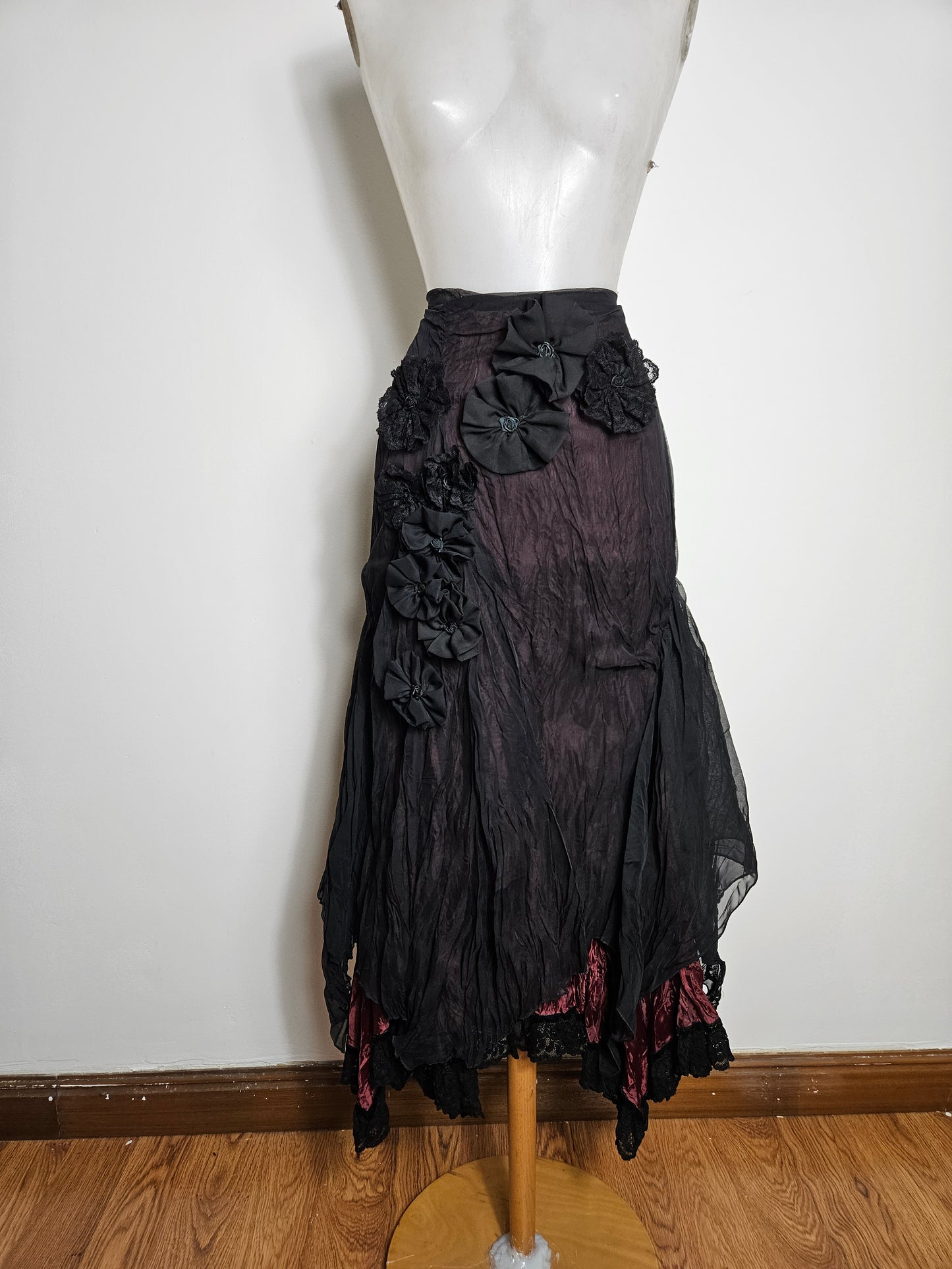Jupe asymétrique en voile noir fond bordeaux