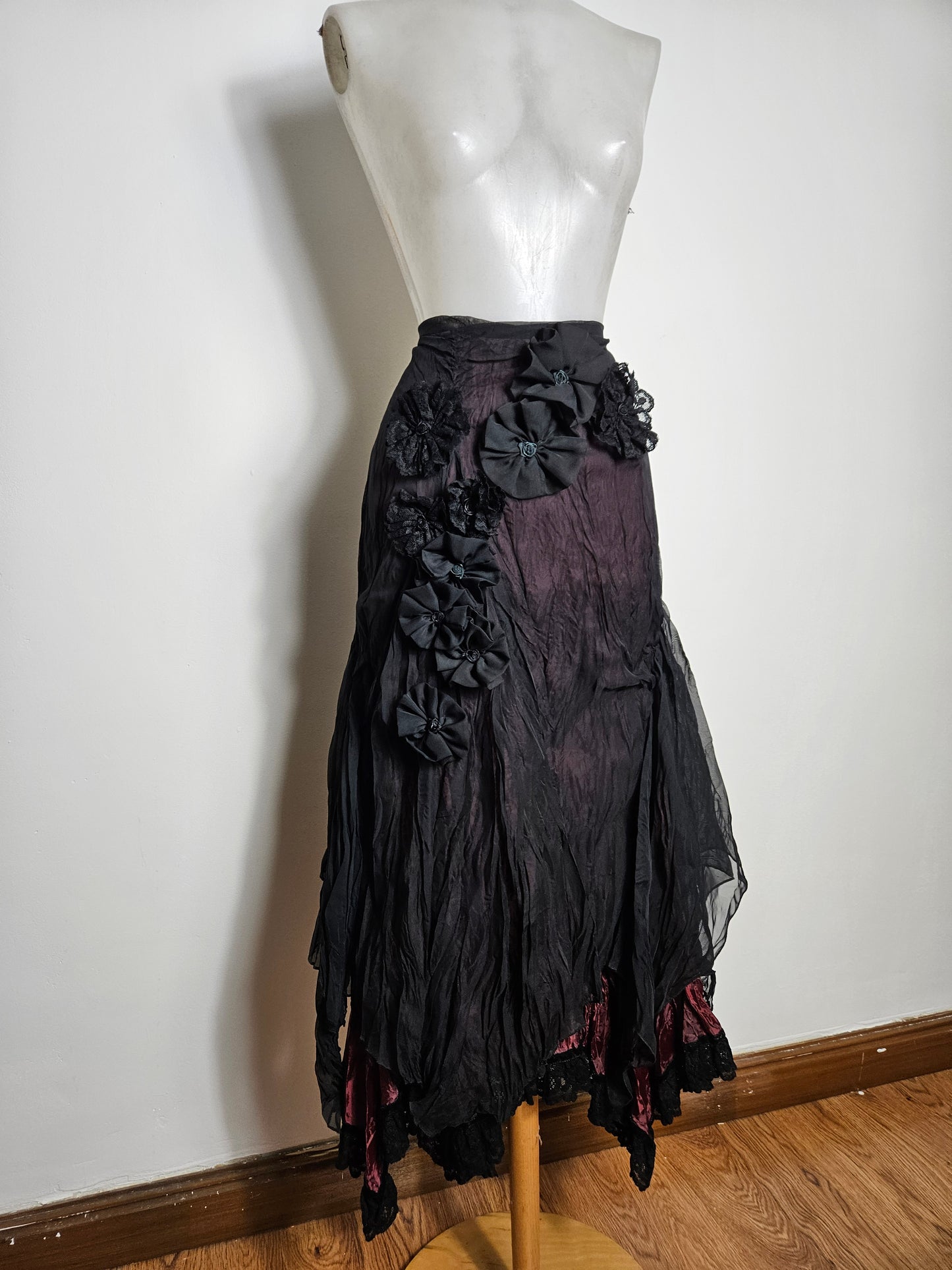 Jupe asymétrique en voile noir fond bordeaux