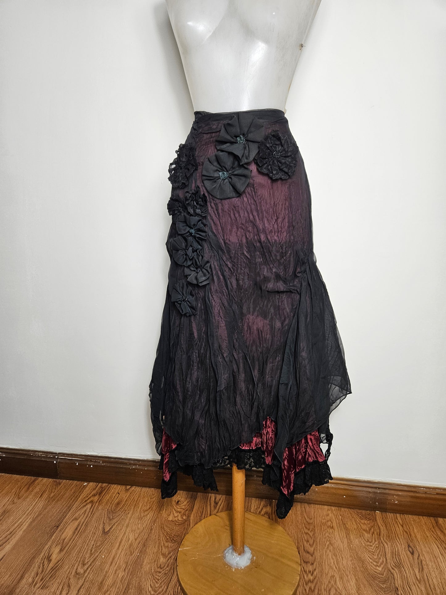 Jupe asymétrique en voile noir fond bordeaux