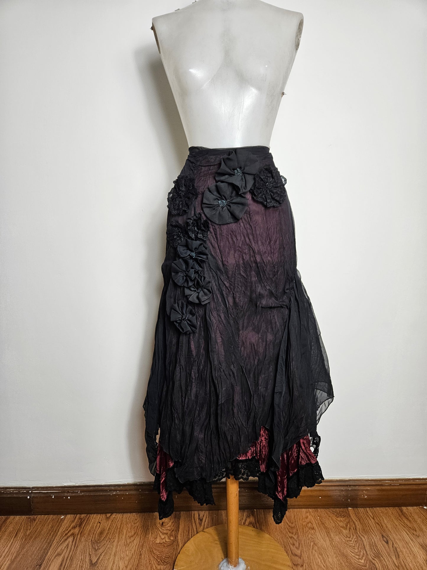 Jupe asymétrique en voile noir fond bordeaux