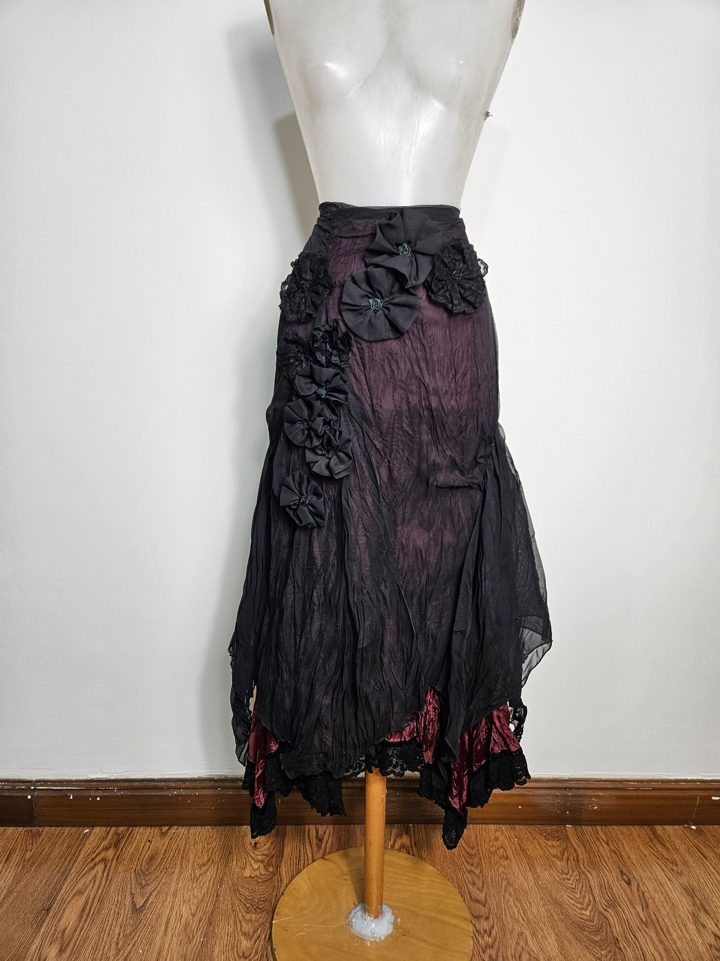 Jupe asymétrique en voile noir fond bordeaux