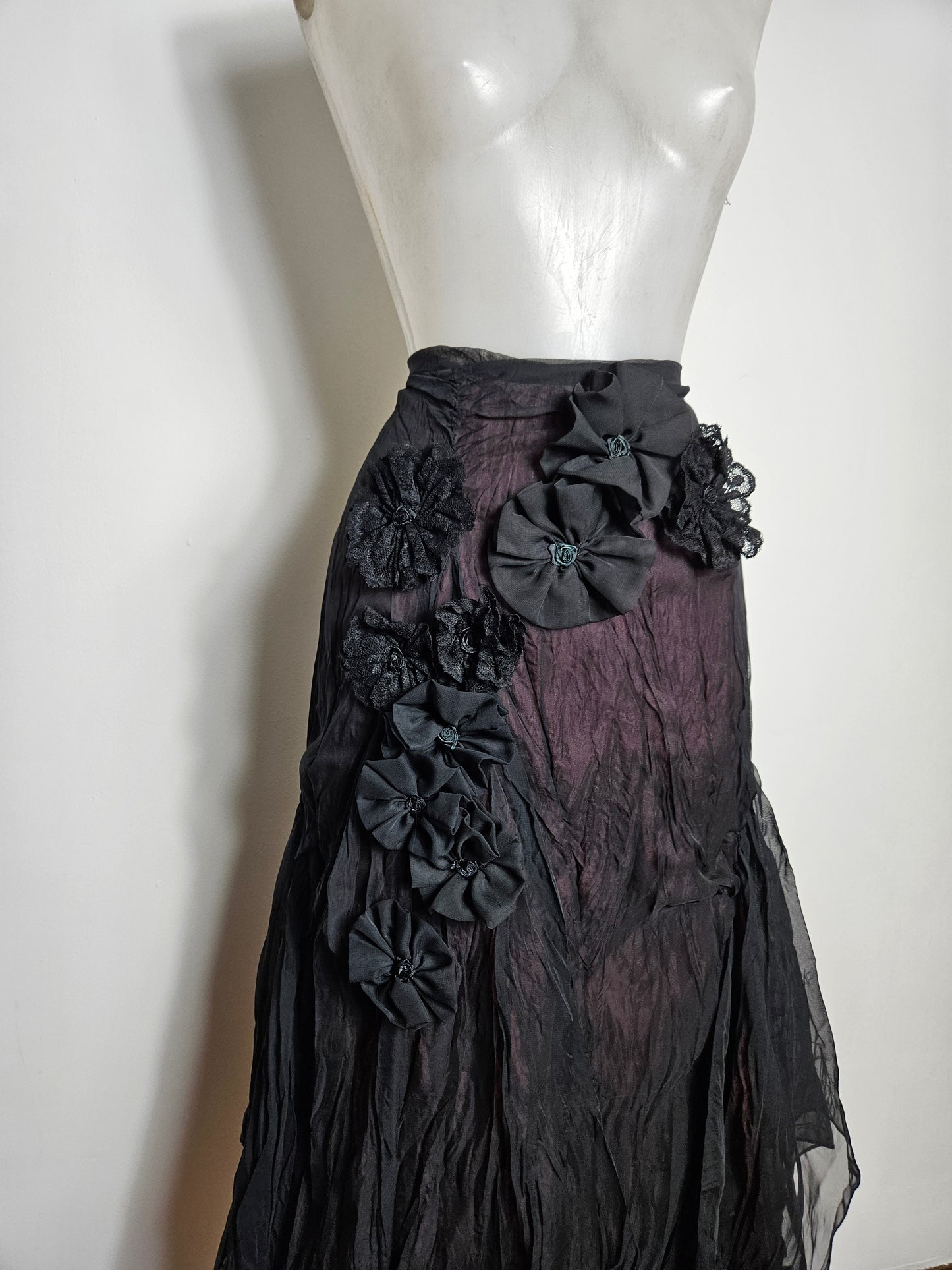Jupe asymétrique en voile noir fond bordeaux