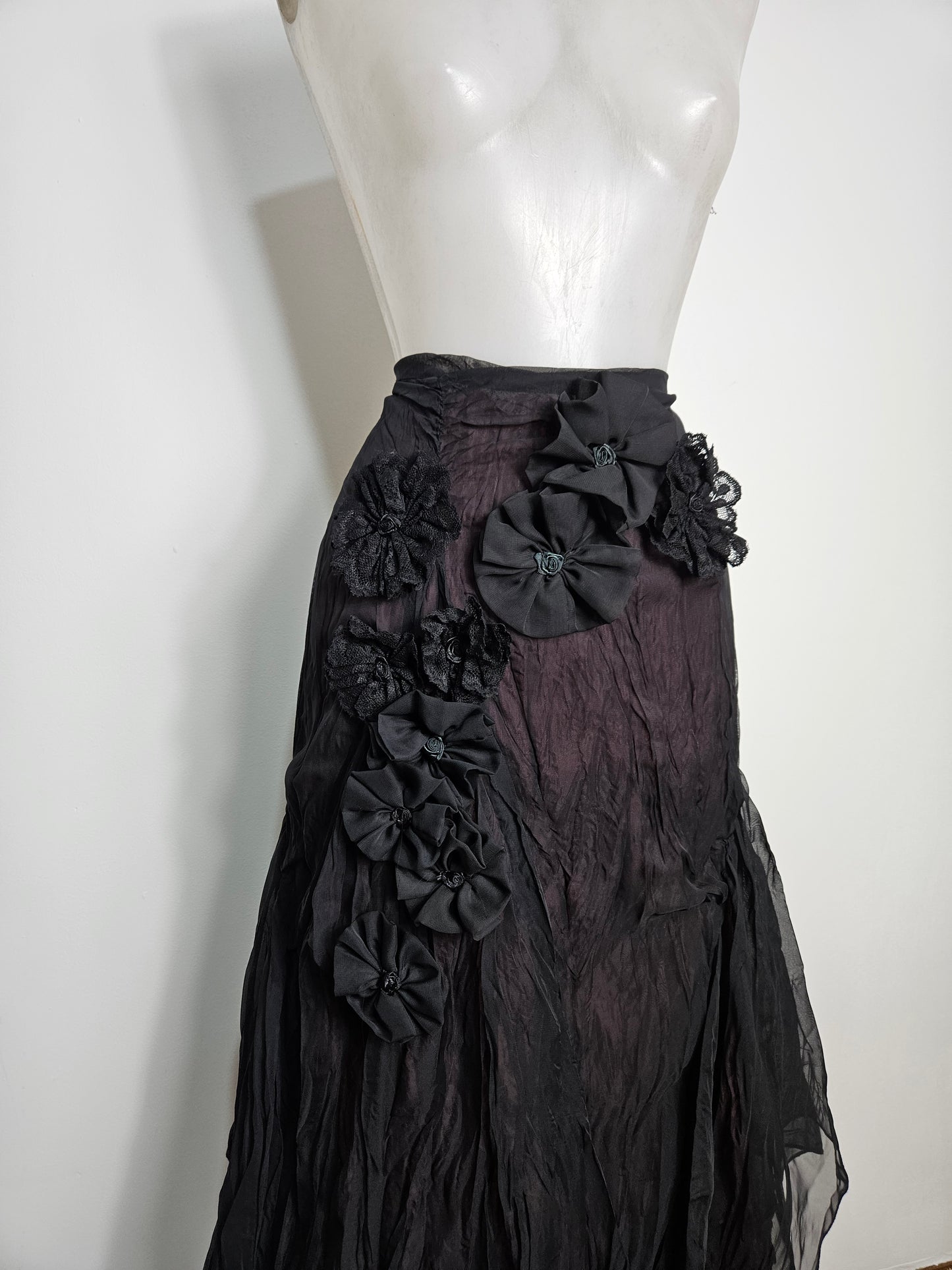 Jupe asymétrique en voile noir fond bordeaux