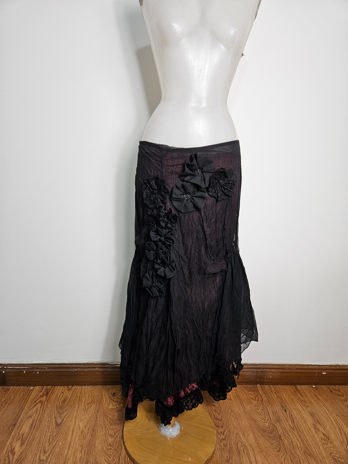 Jupe asymétrique en voile noir fond bordeaux