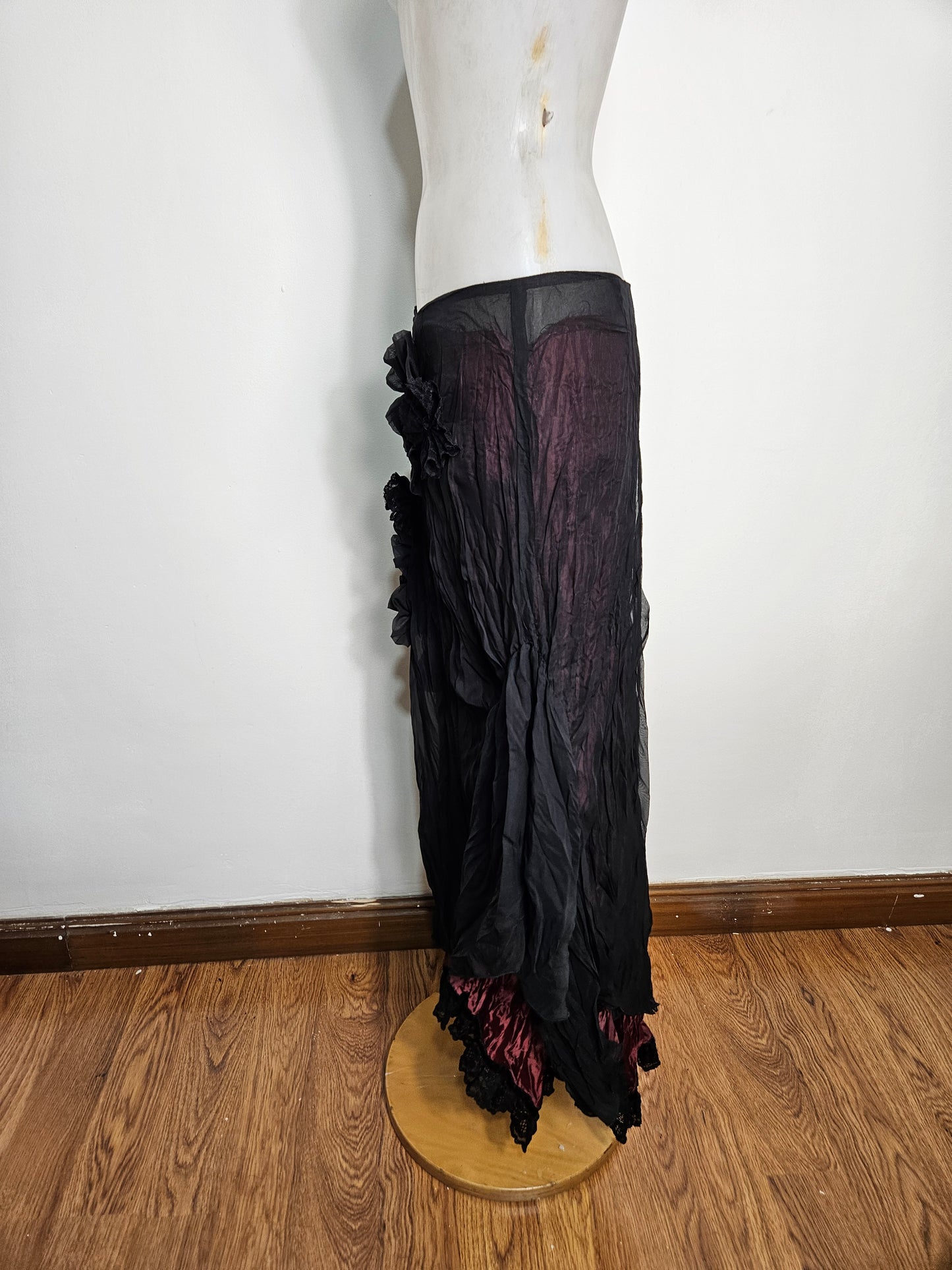 Jupe asymétrique en voile noir fond bordeaux