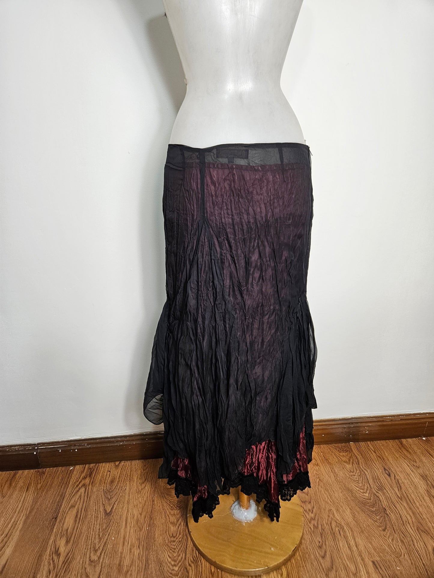 Jupe asymétrique en voile noir fond bordeaux