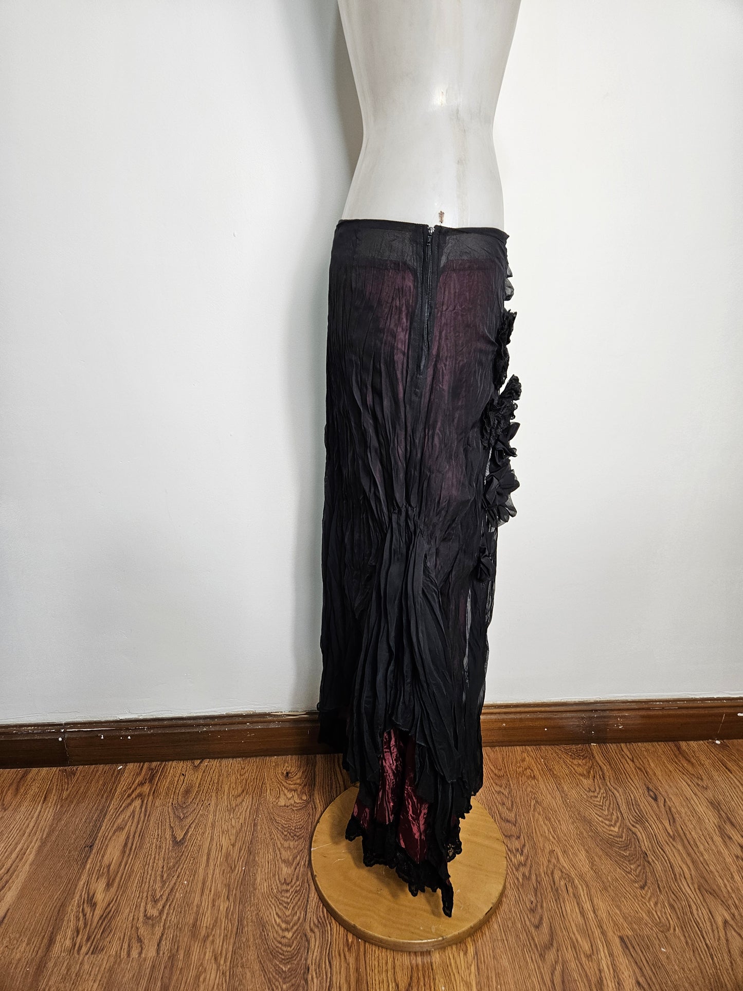 Jupe asymétrique en voile noir fond bordeaux