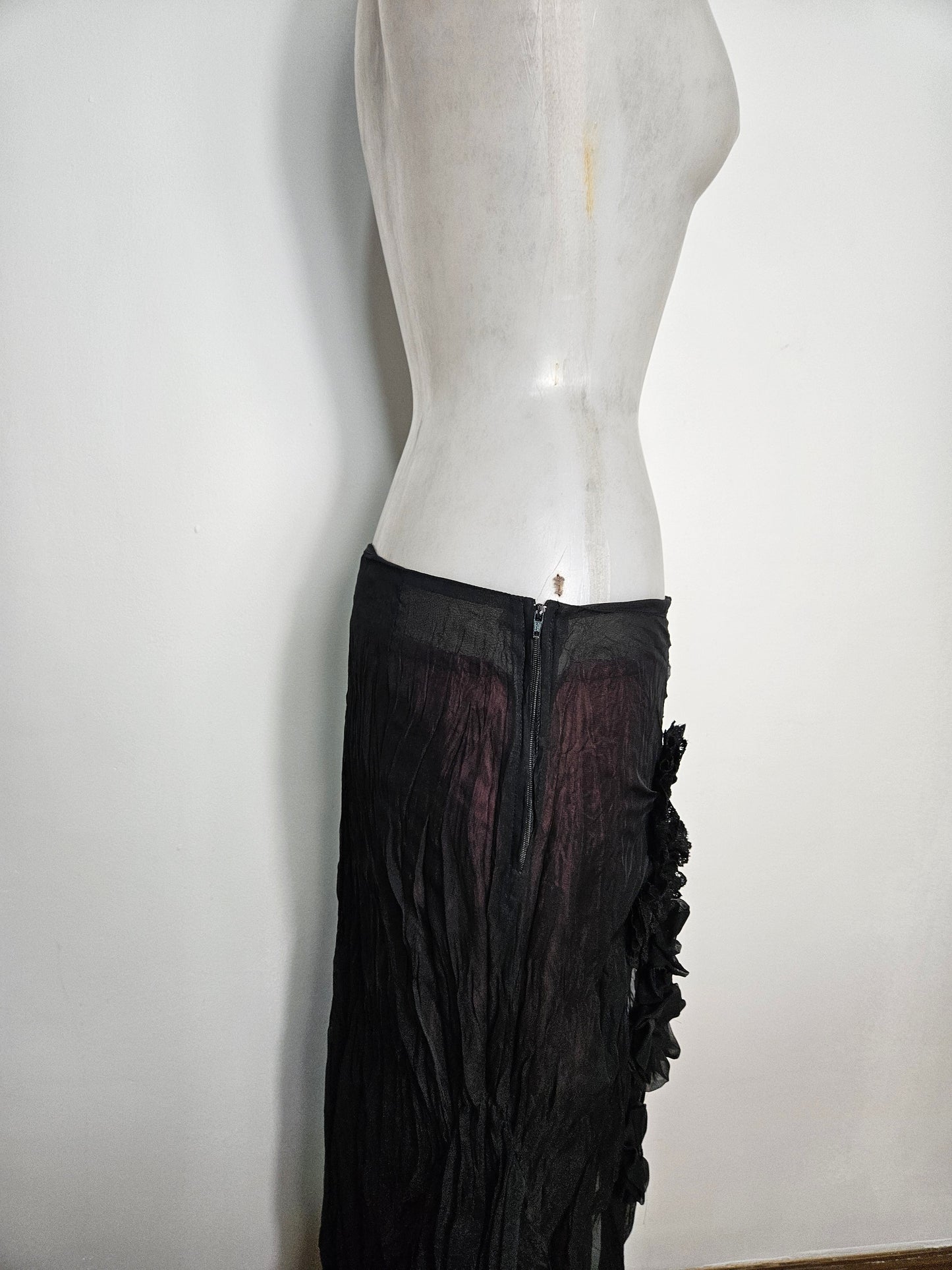Jupe asymétrique en voile noir fond bordeaux