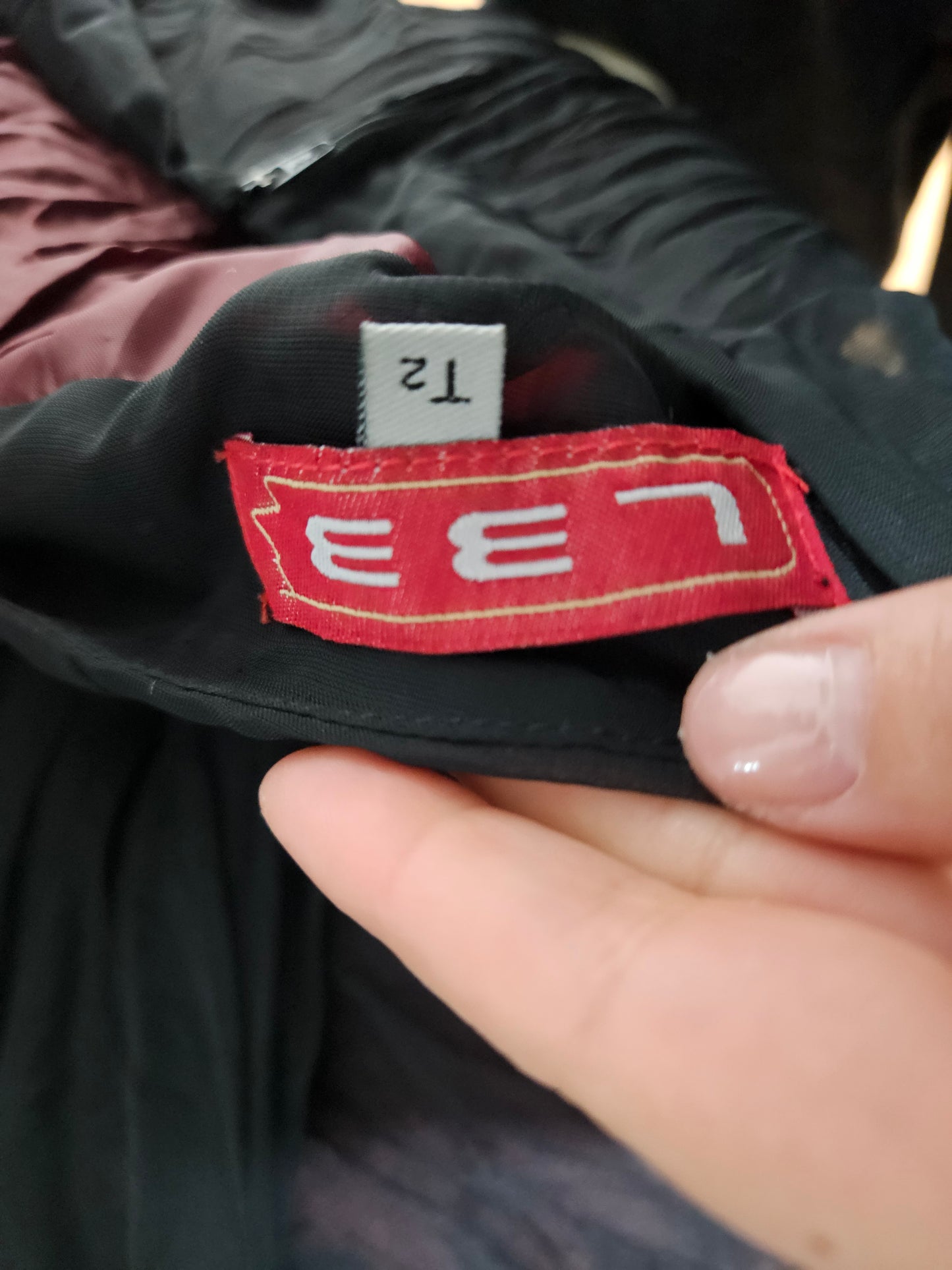 Jupe asymétrique en voile noir fond bordeaux