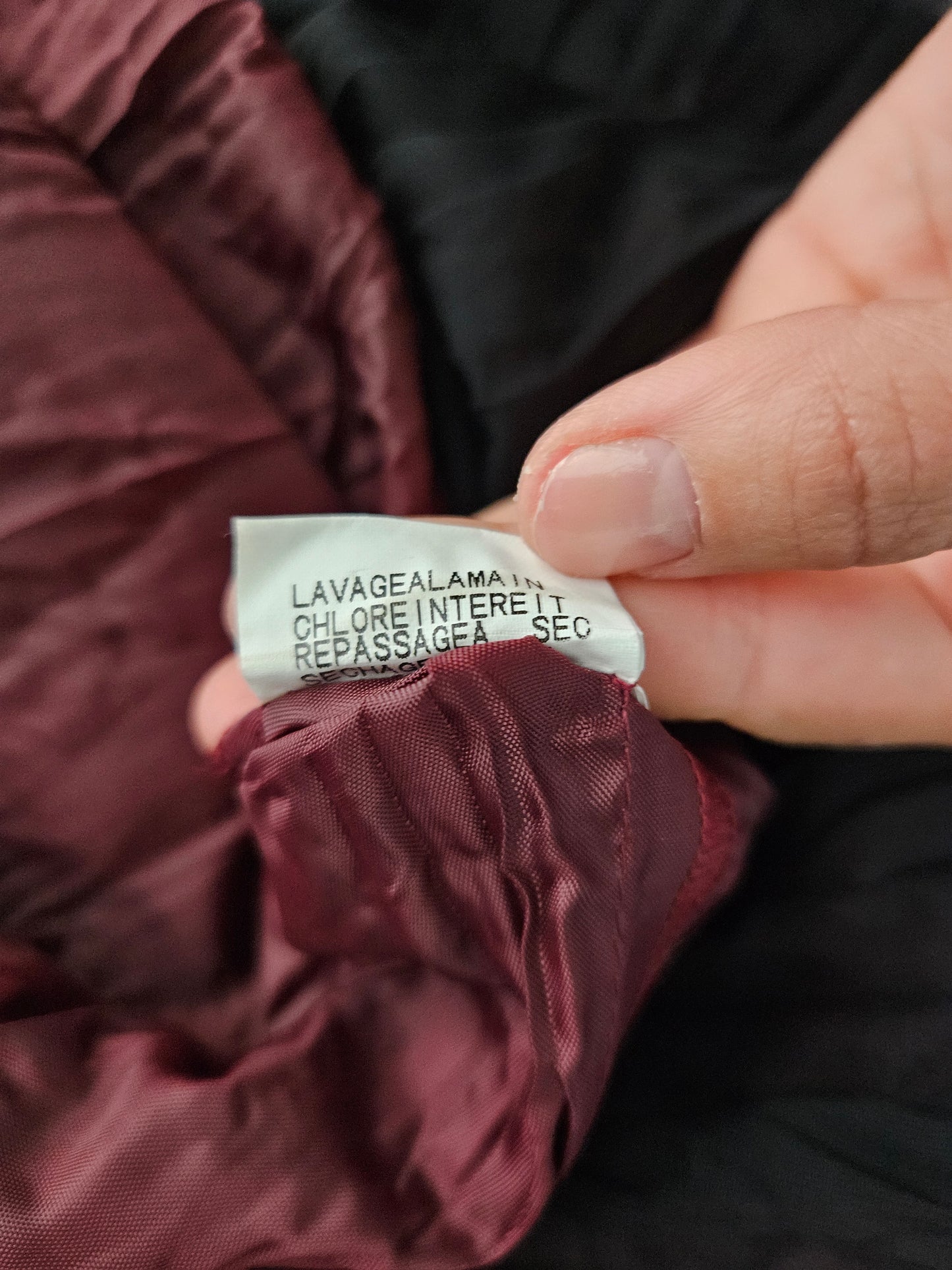 Jupe asymétrique en voile noir fond bordeaux