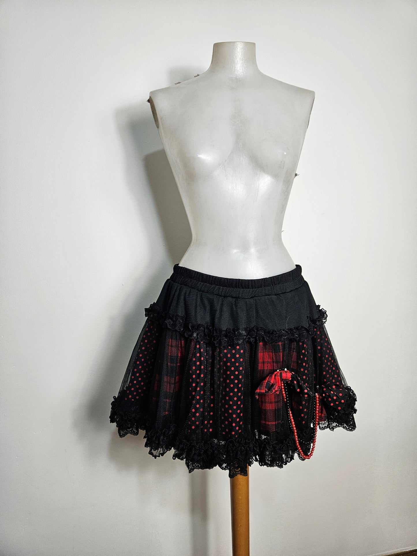 Jupe en dentelle noire et rouge