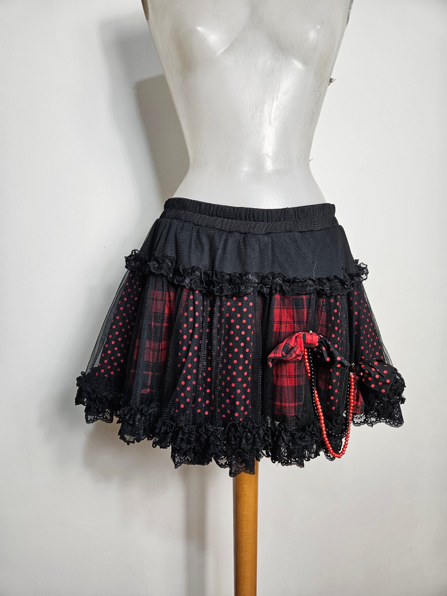 Jupe en dentelle noire et rouge