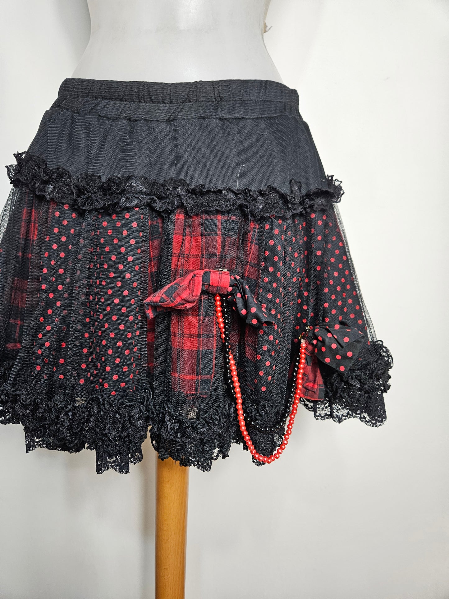 Jupe en dentelle noire et rouge