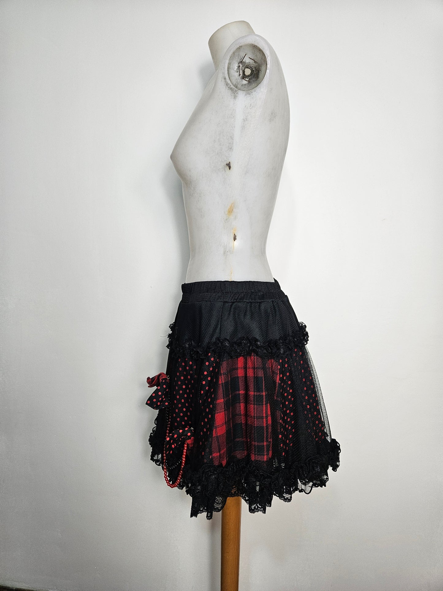 Jupe en dentelle noire et rouge