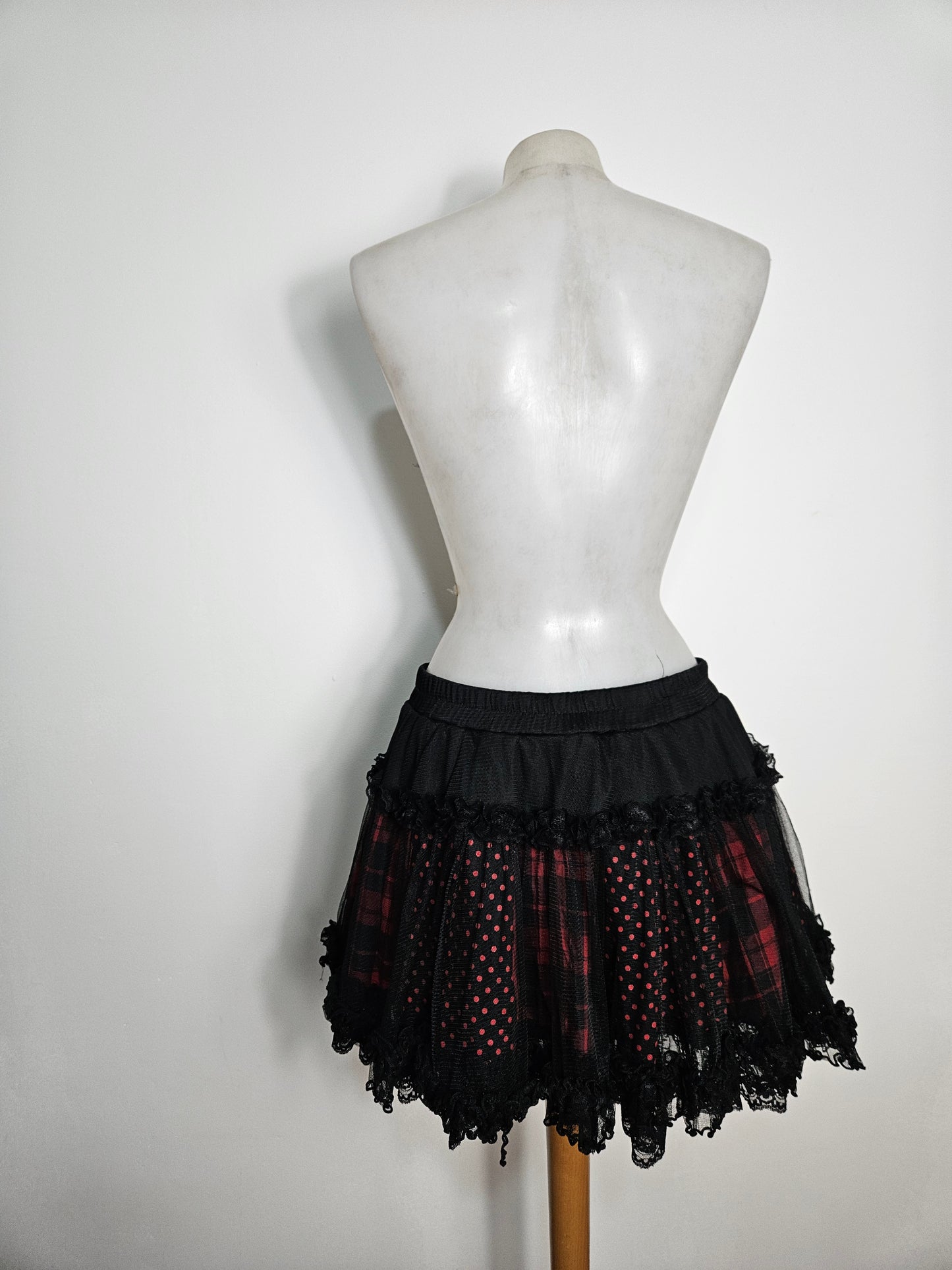 Jupe en dentelle noire et rouge