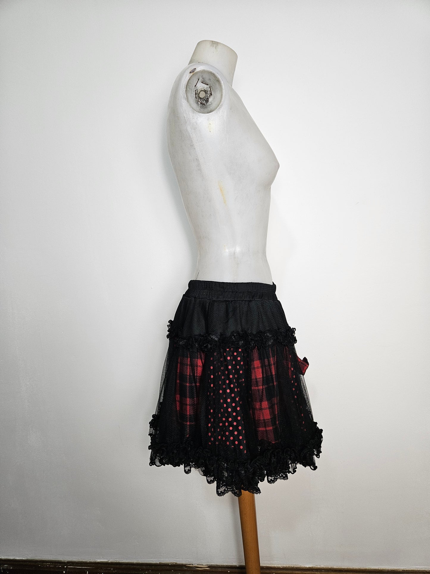 Jupe en dentelle noire et rouge