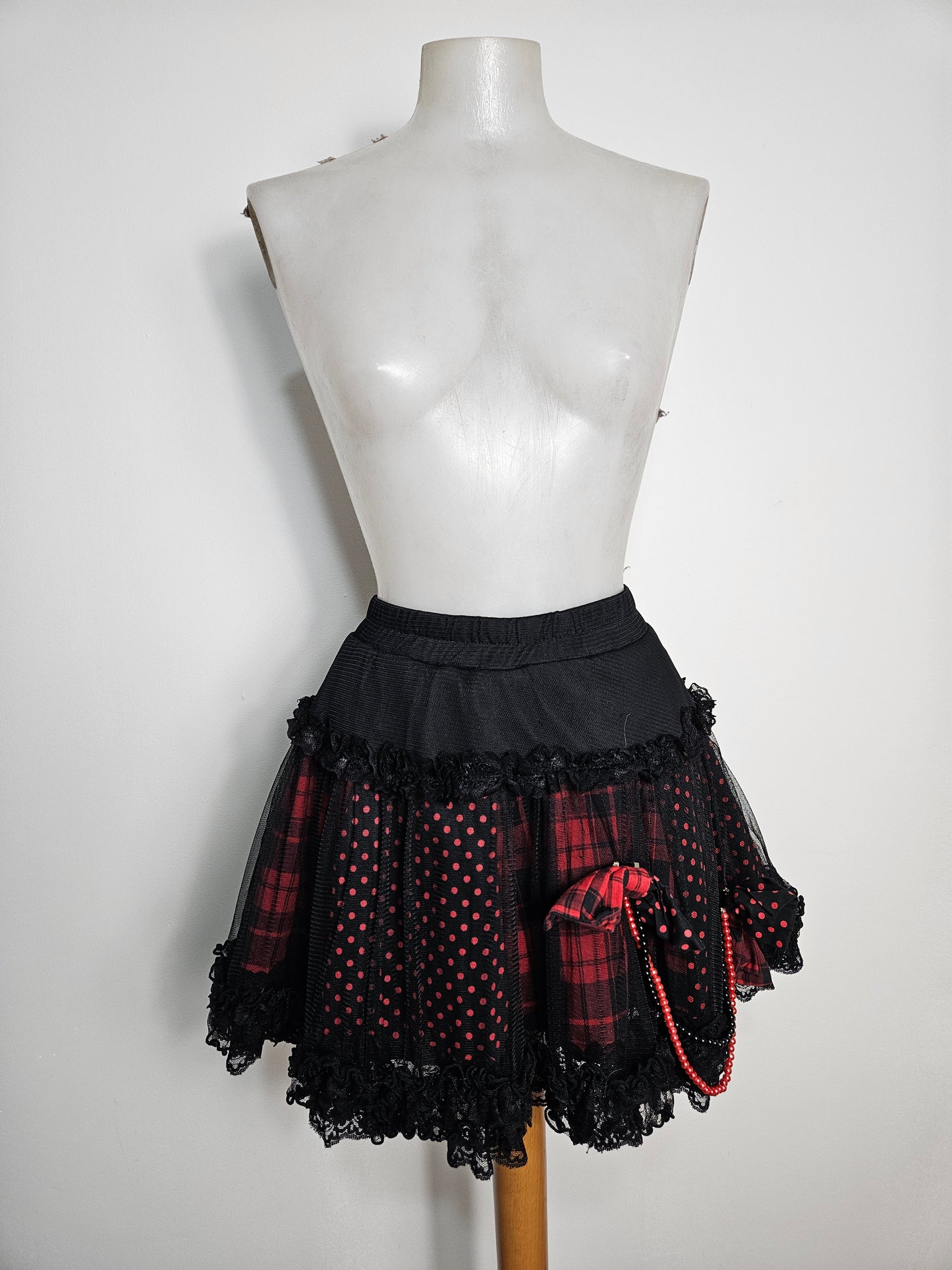 Jupe en dentelle noire et rouge