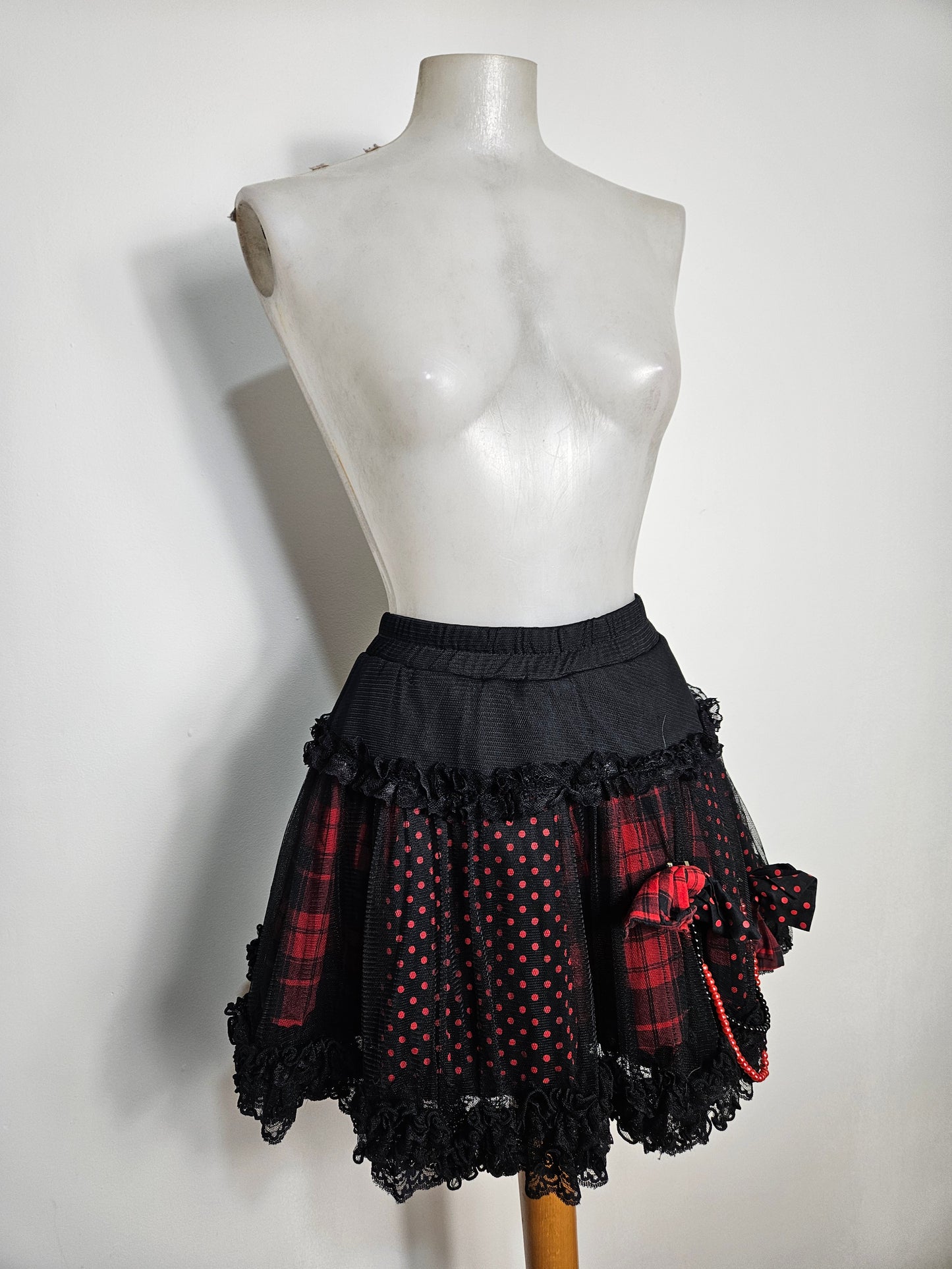 Jupe en dentelle noire et rouge