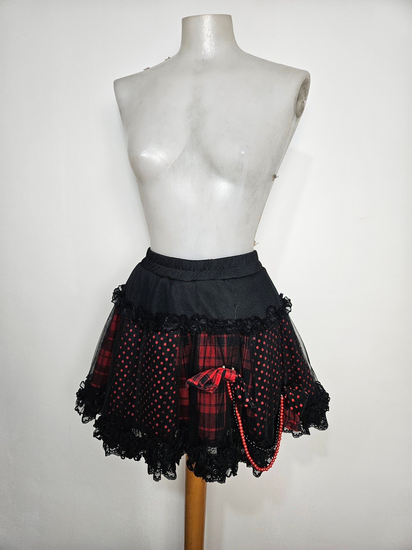 Jupe en dentelle noire et rouge