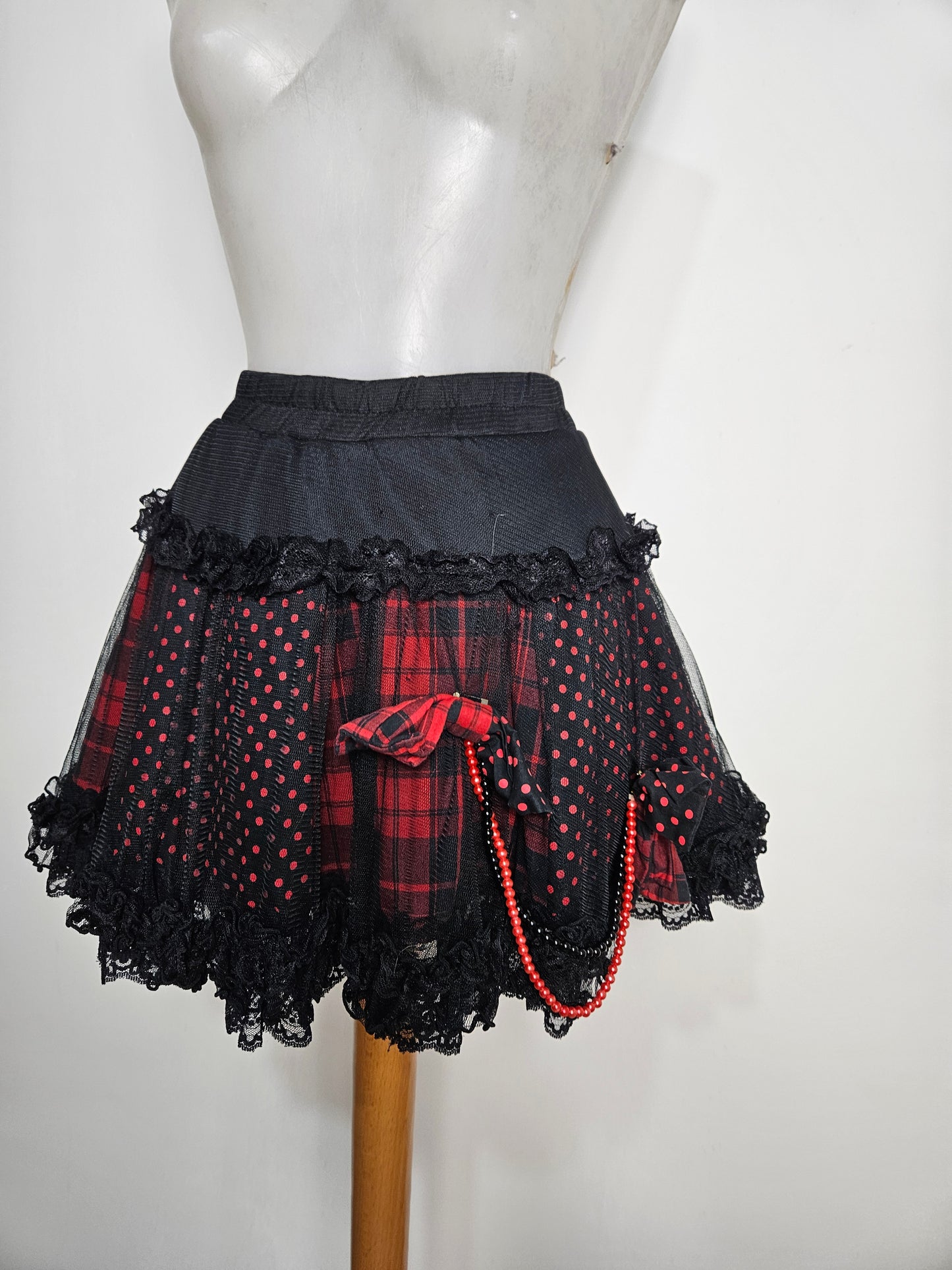 Jupe en dentelle noire et rouge