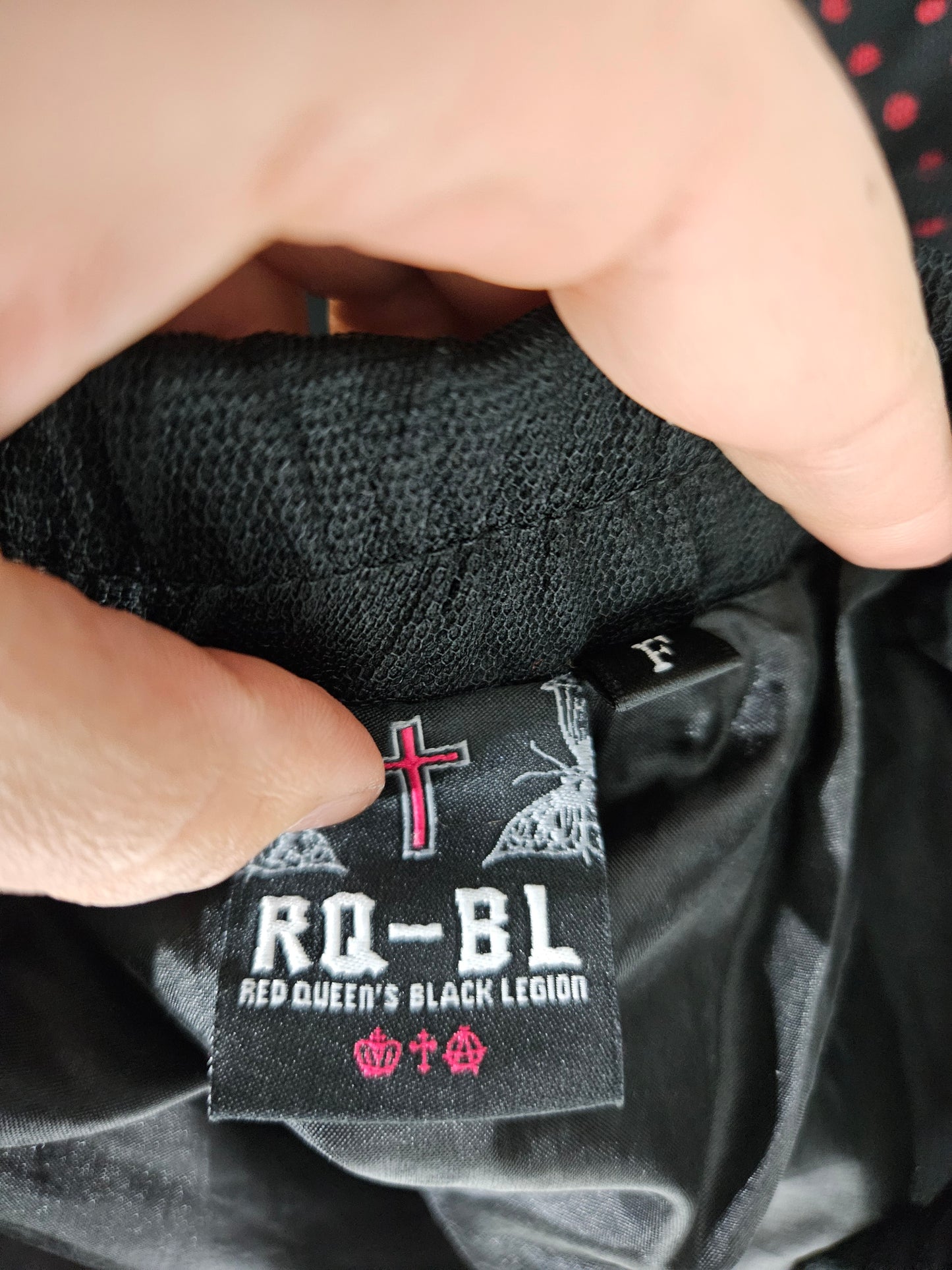 Jupe en dentelle noire et rouge