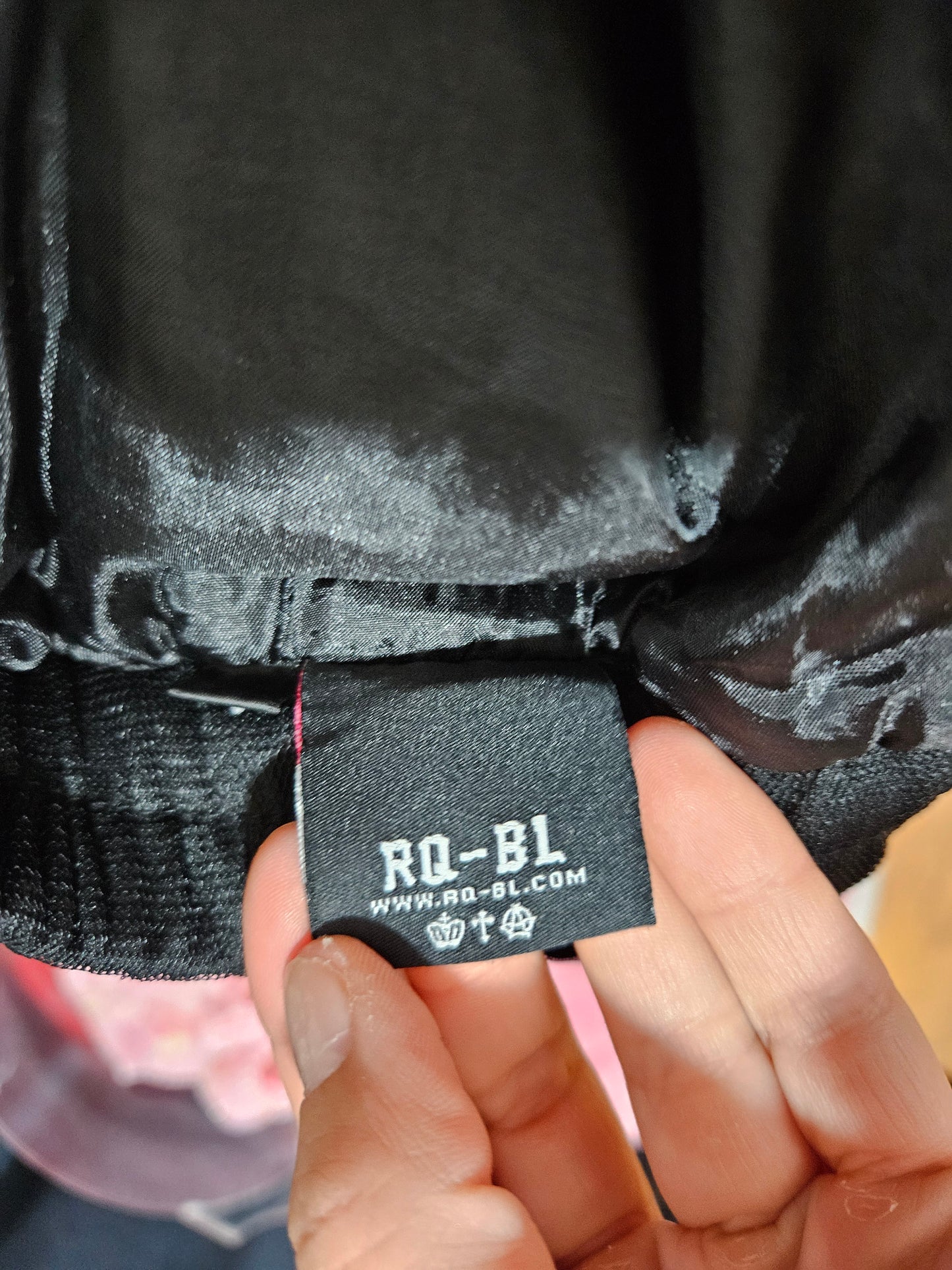 Jupe en dentelle noire et rouge