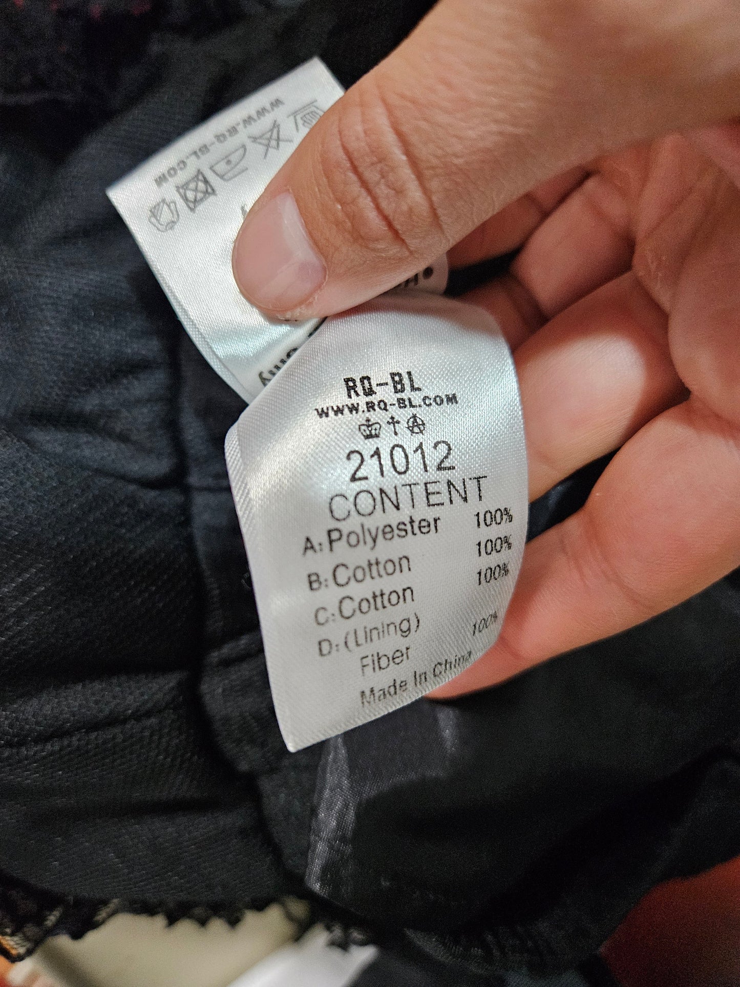 Jupe en dentelle noire et rouge