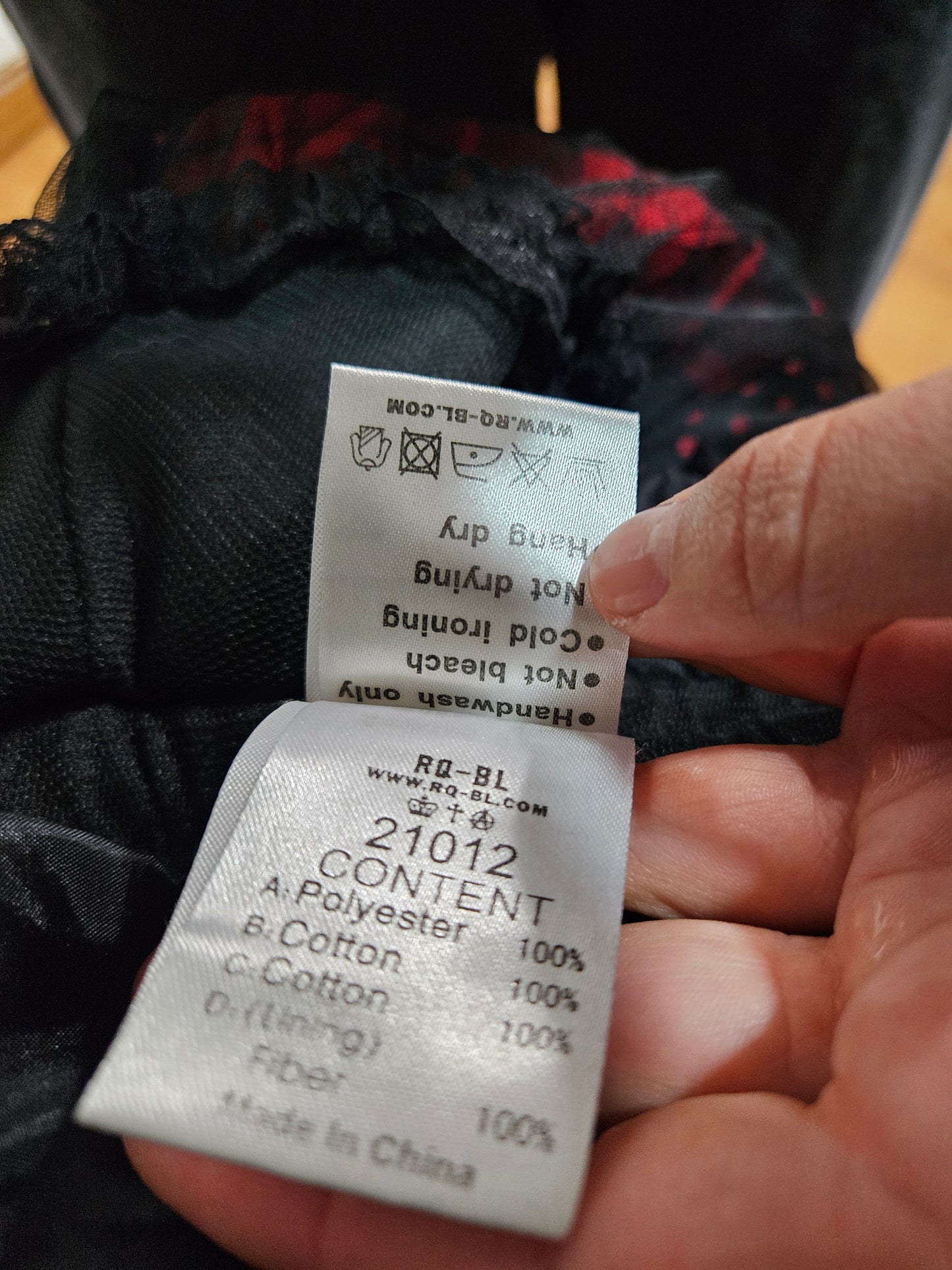 Jupe en dentelle noire et rouge