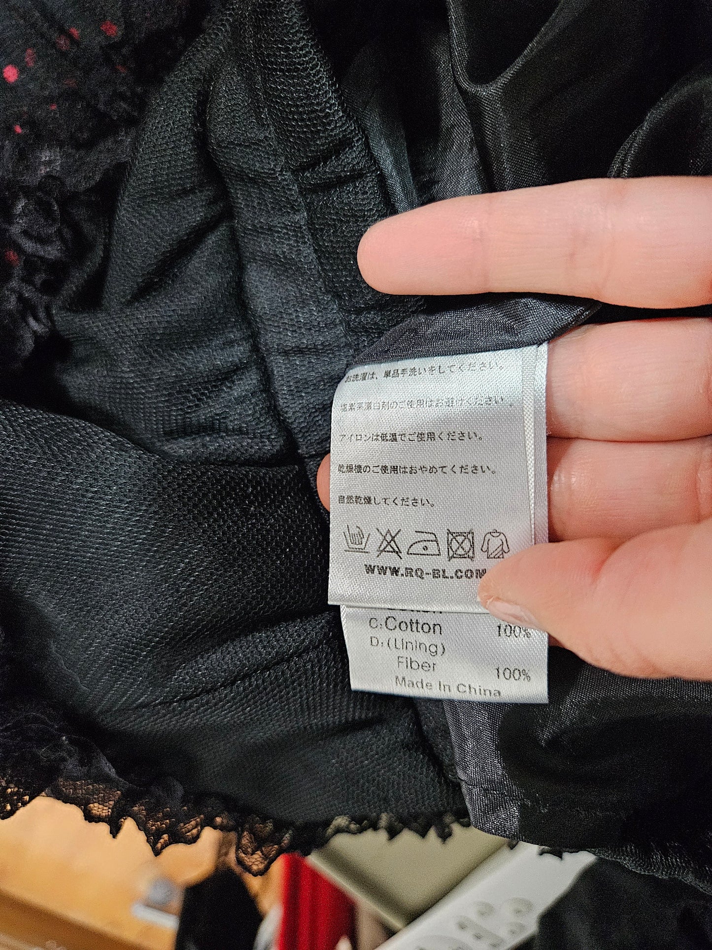 Jupe en dentelle noire et rouge