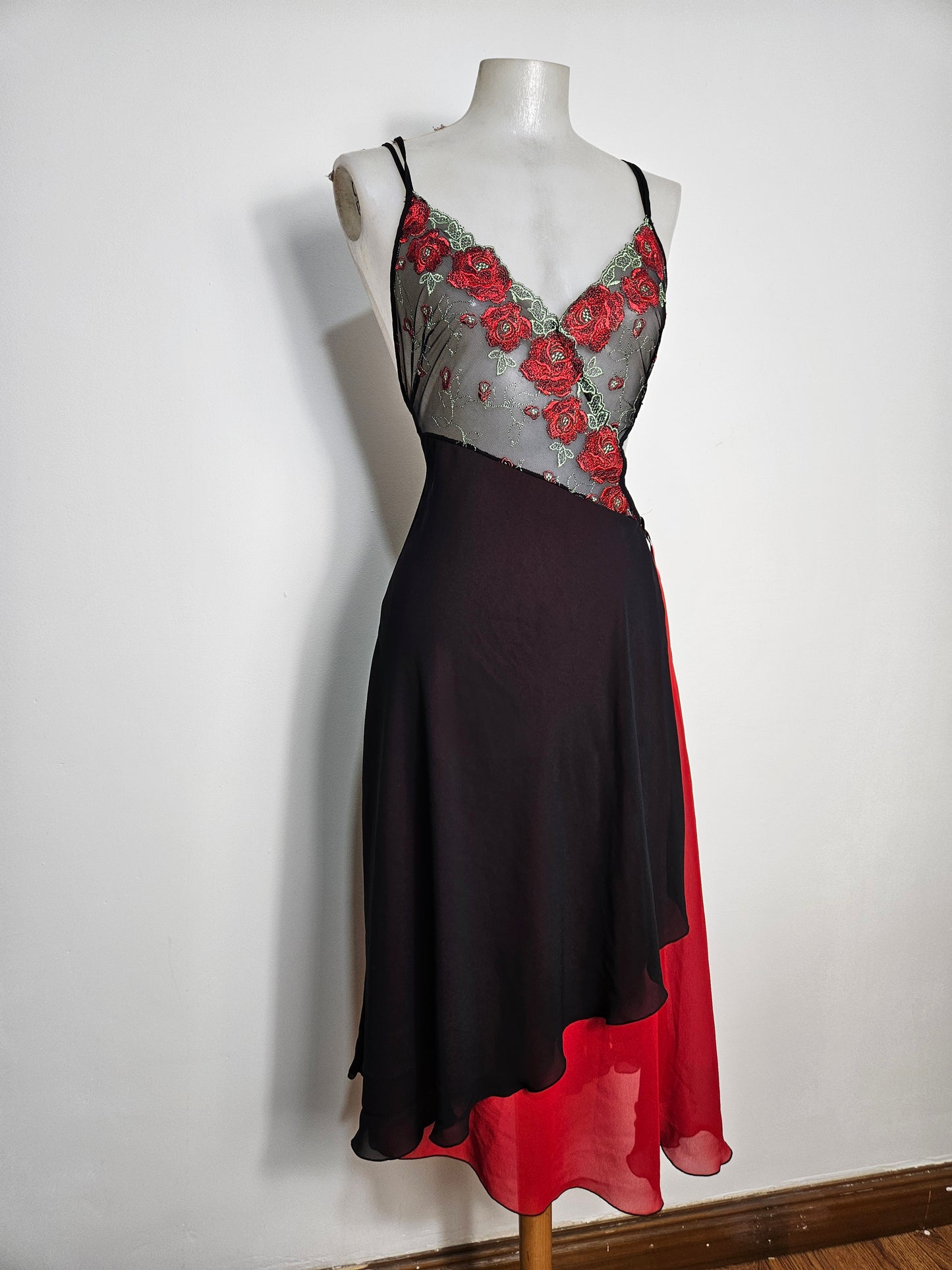 Robe en voile rouge et noire
