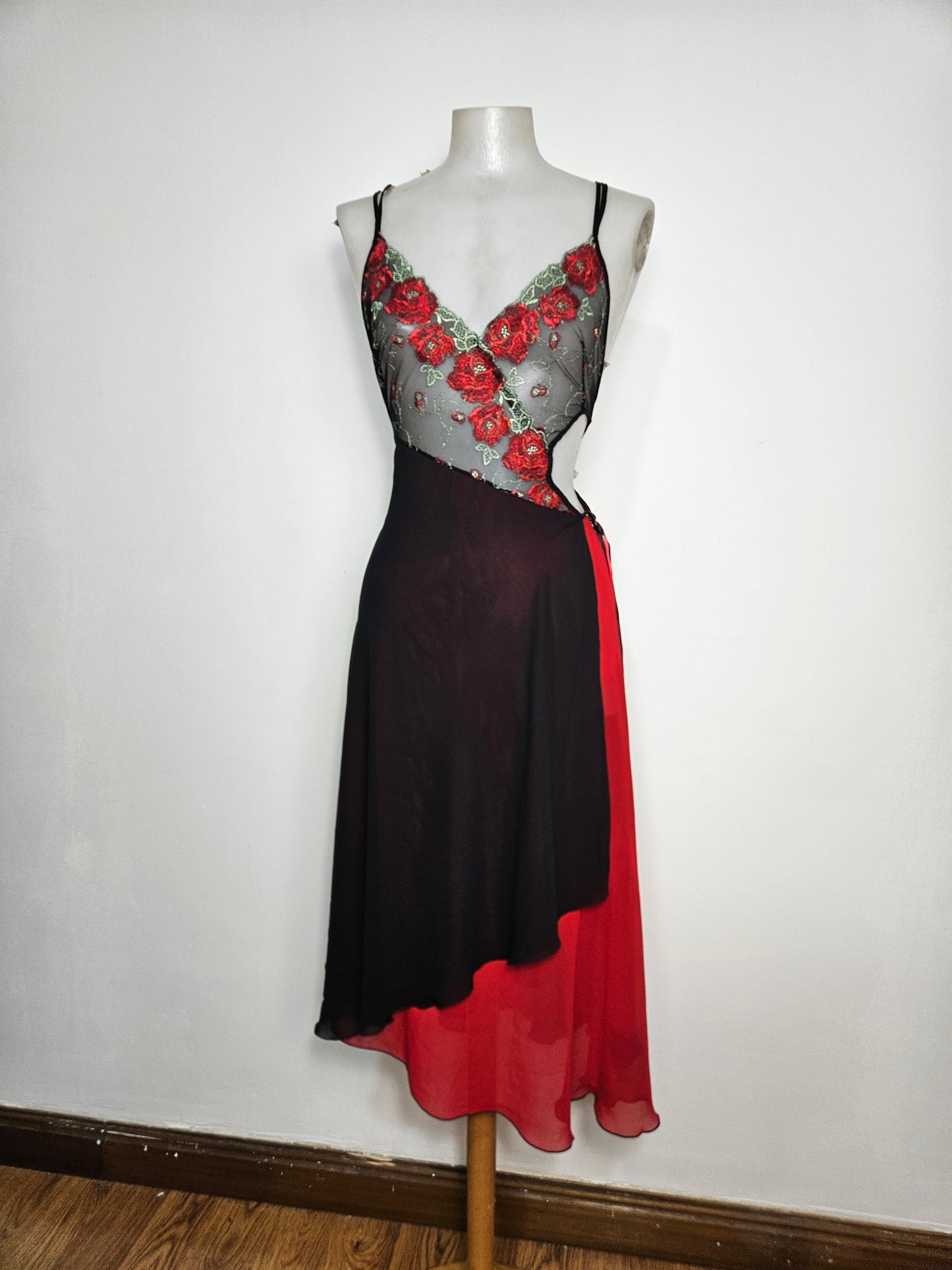 Robe en voile rouge et noire