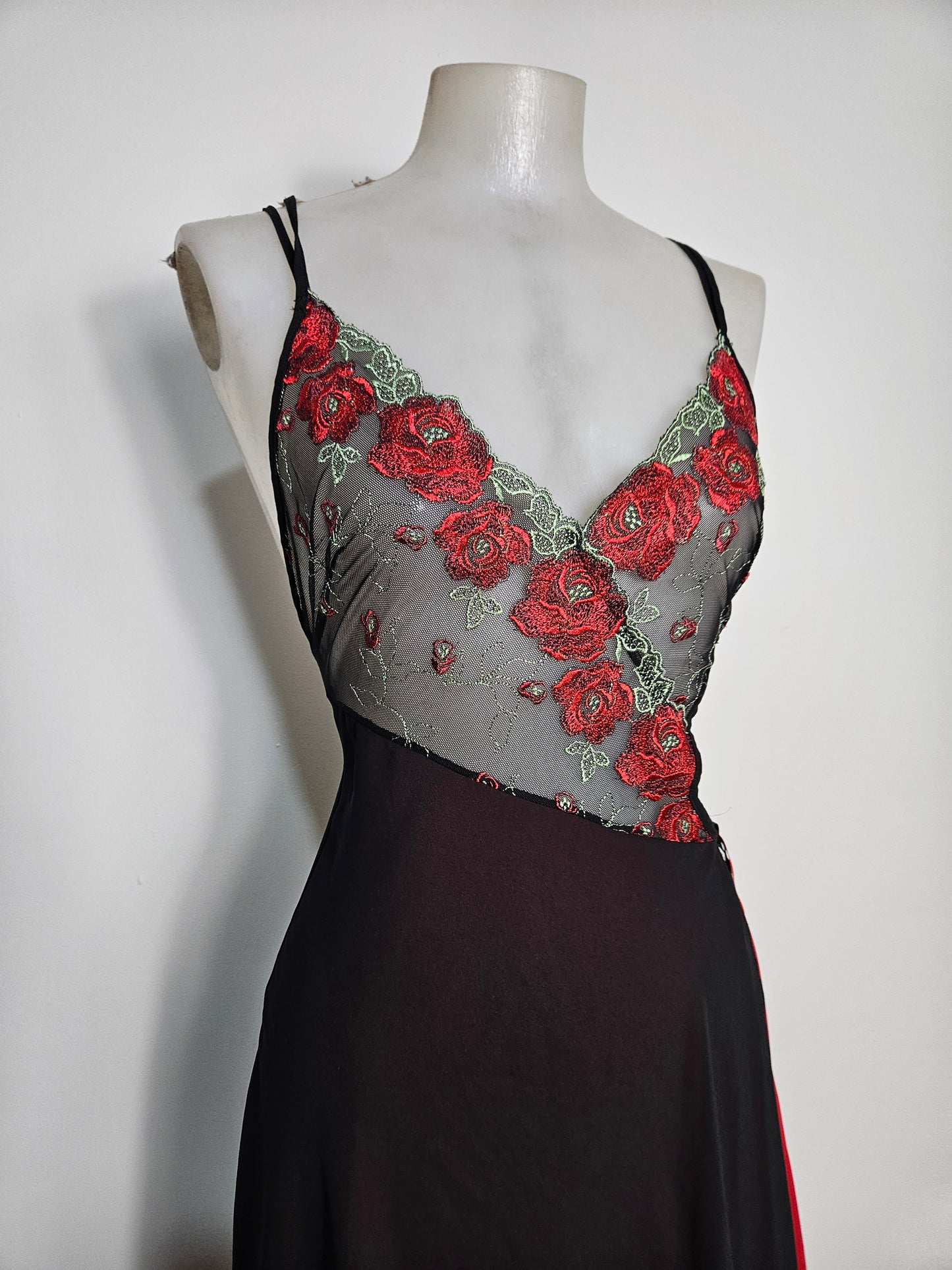 Robe en voile rouge et noire