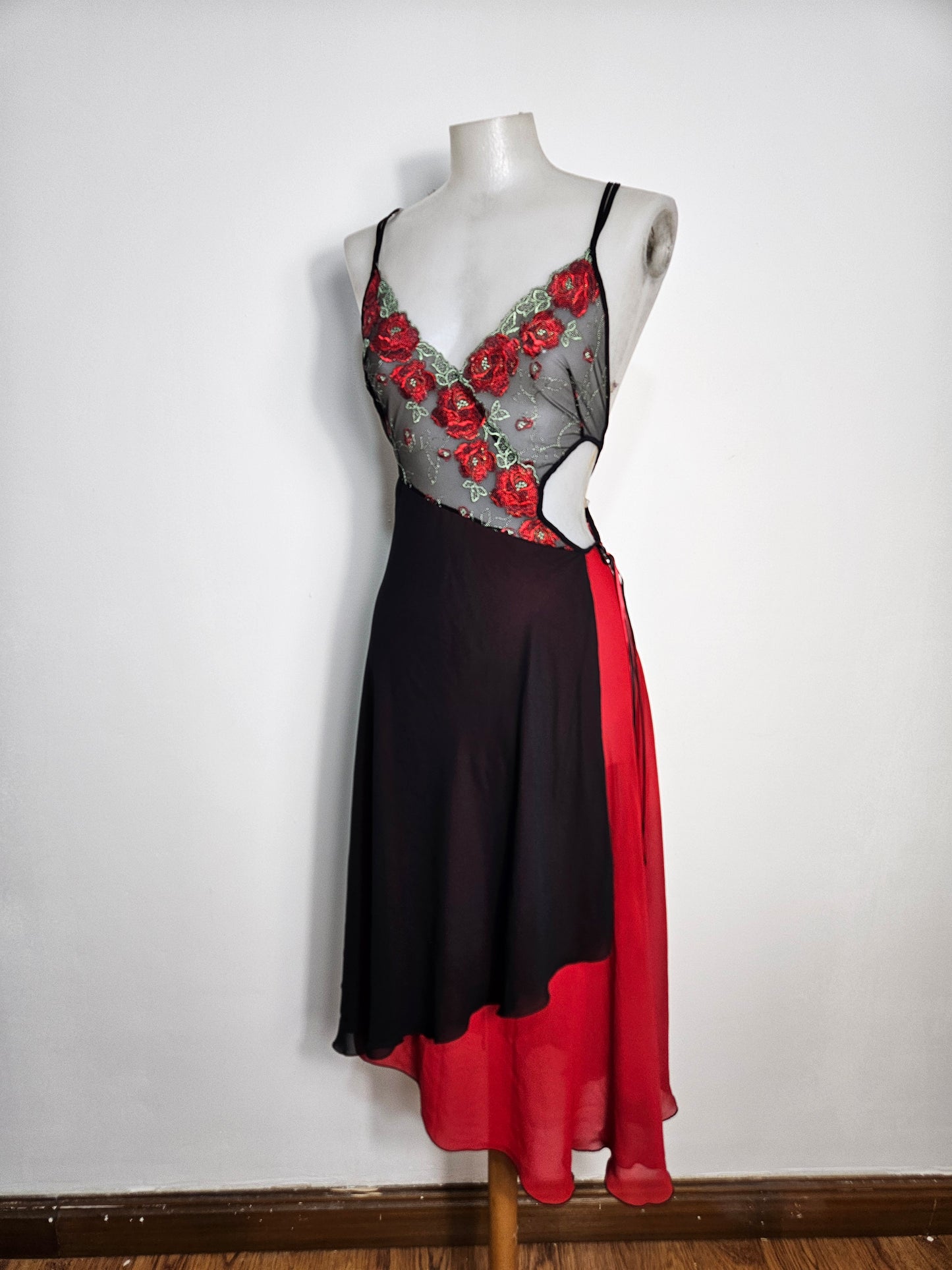 Robe en voile rouge et noire